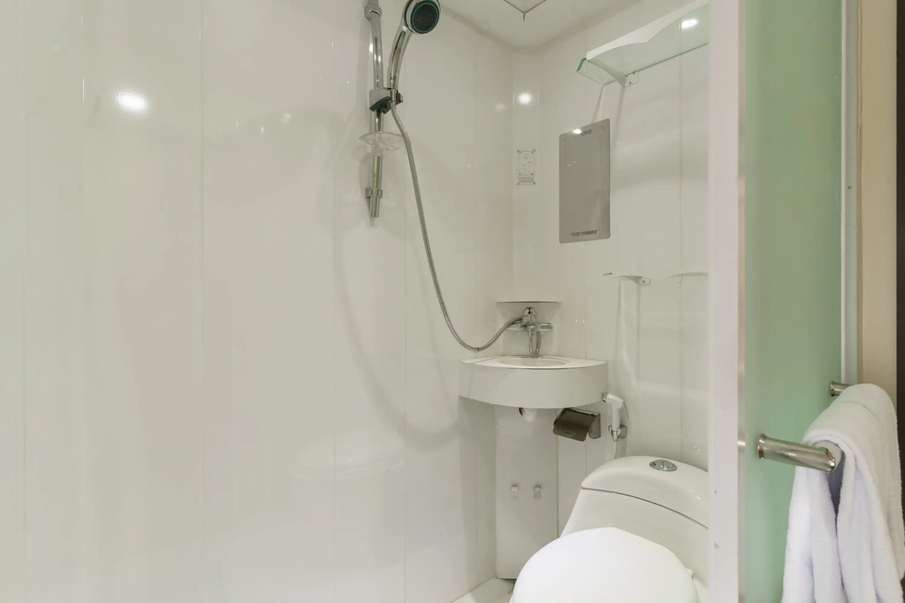 RedDoorz Plus @ Pondok Labu