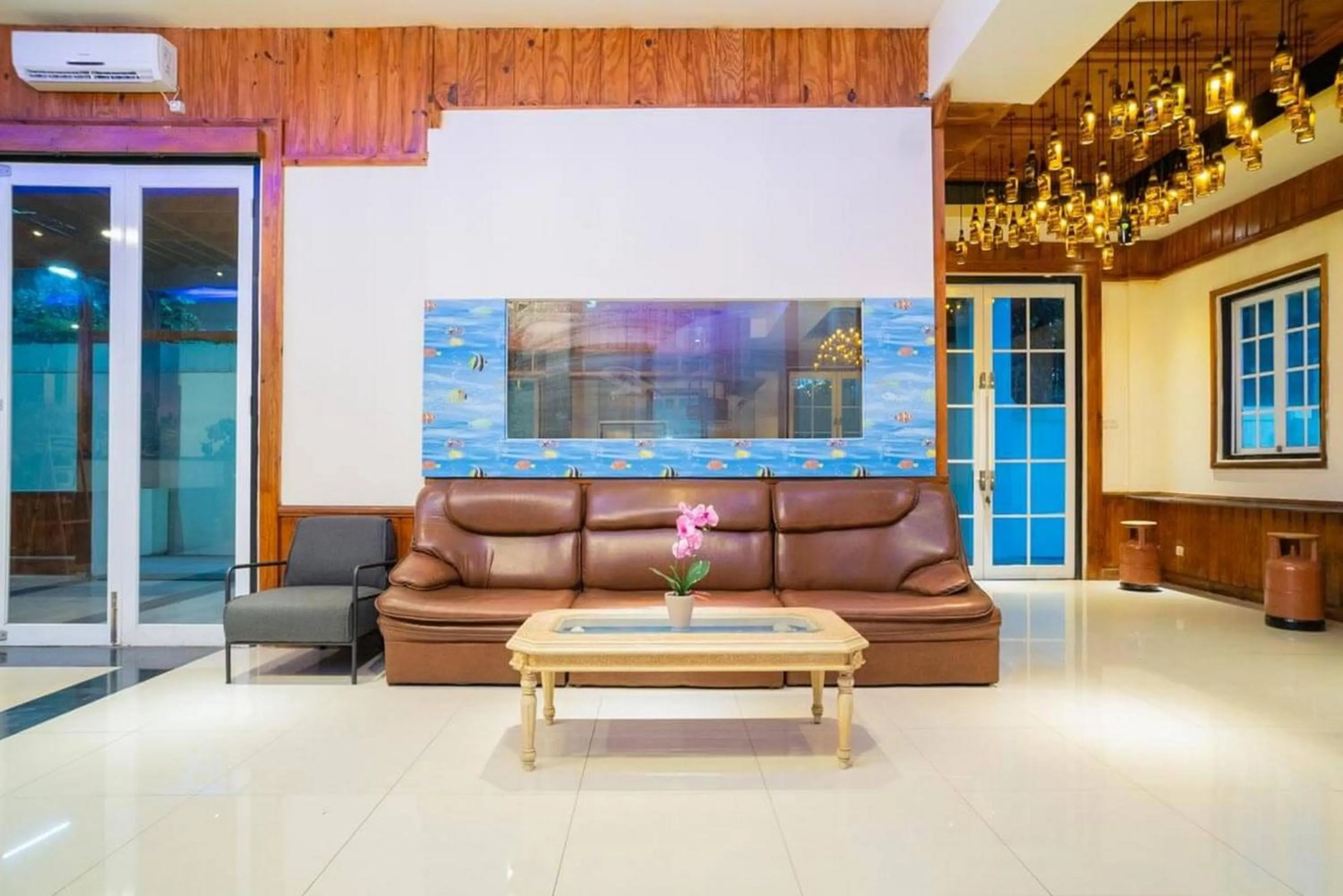 Seating area in RedDoorz Plus @ Pondok Labu