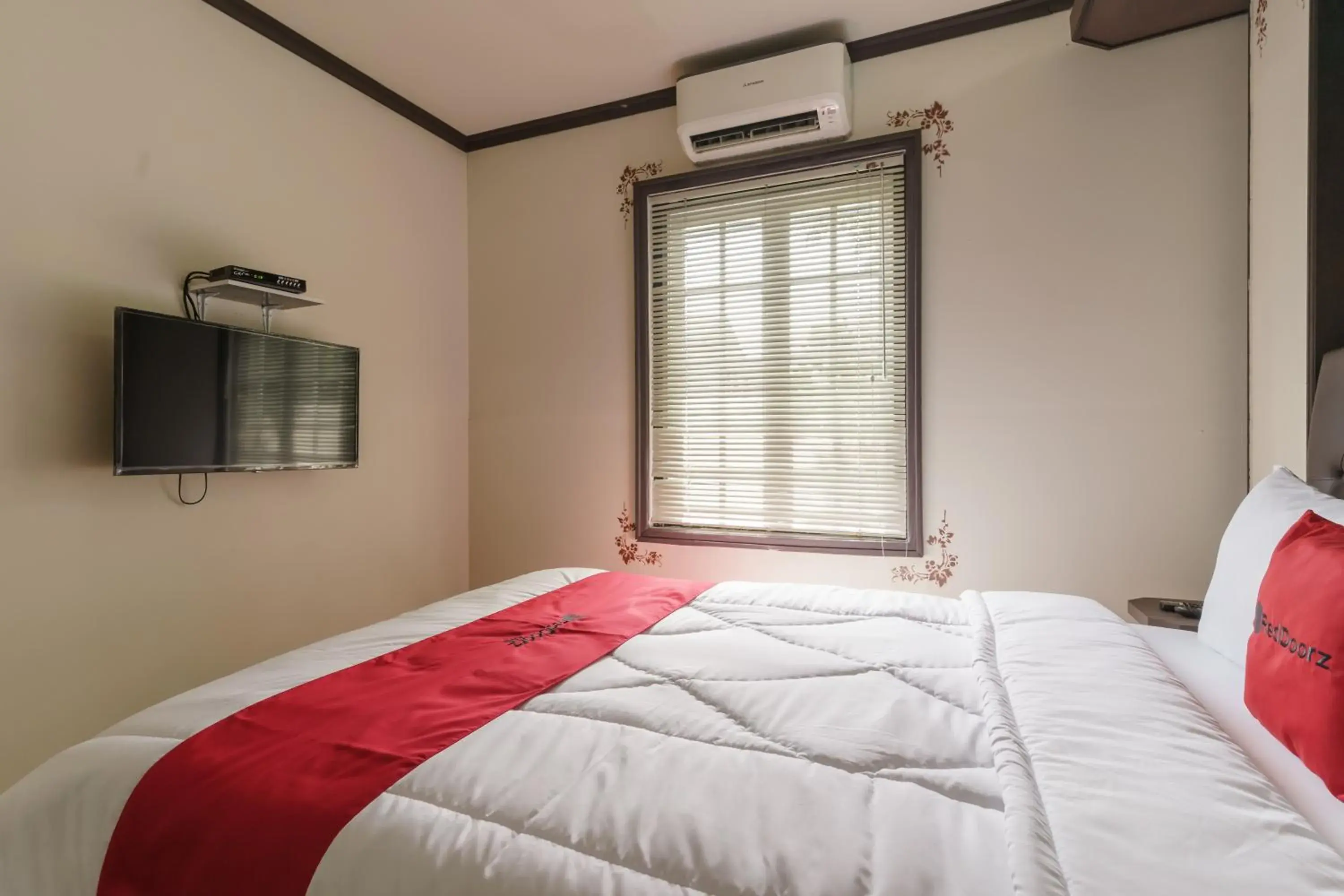 Bed in RedDoorz Plus @ Pondok Labu Bed in RedDoorz Plus @ Pondok Labu