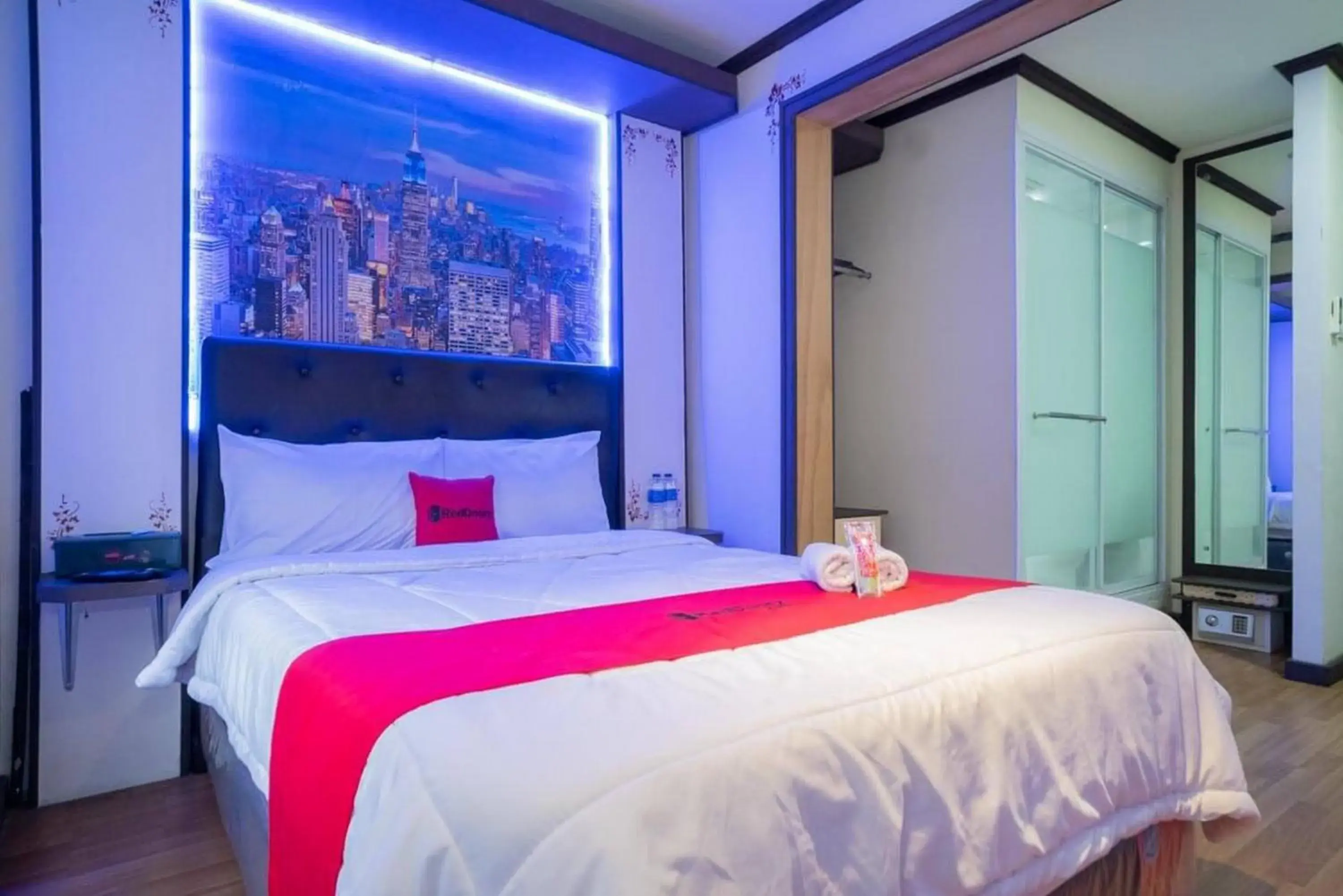 Bedroom, Bed in RedDoorz Plus @ Pondok Labu Bedroom, Bed in RedDoorz Plus @ Pondok Labu