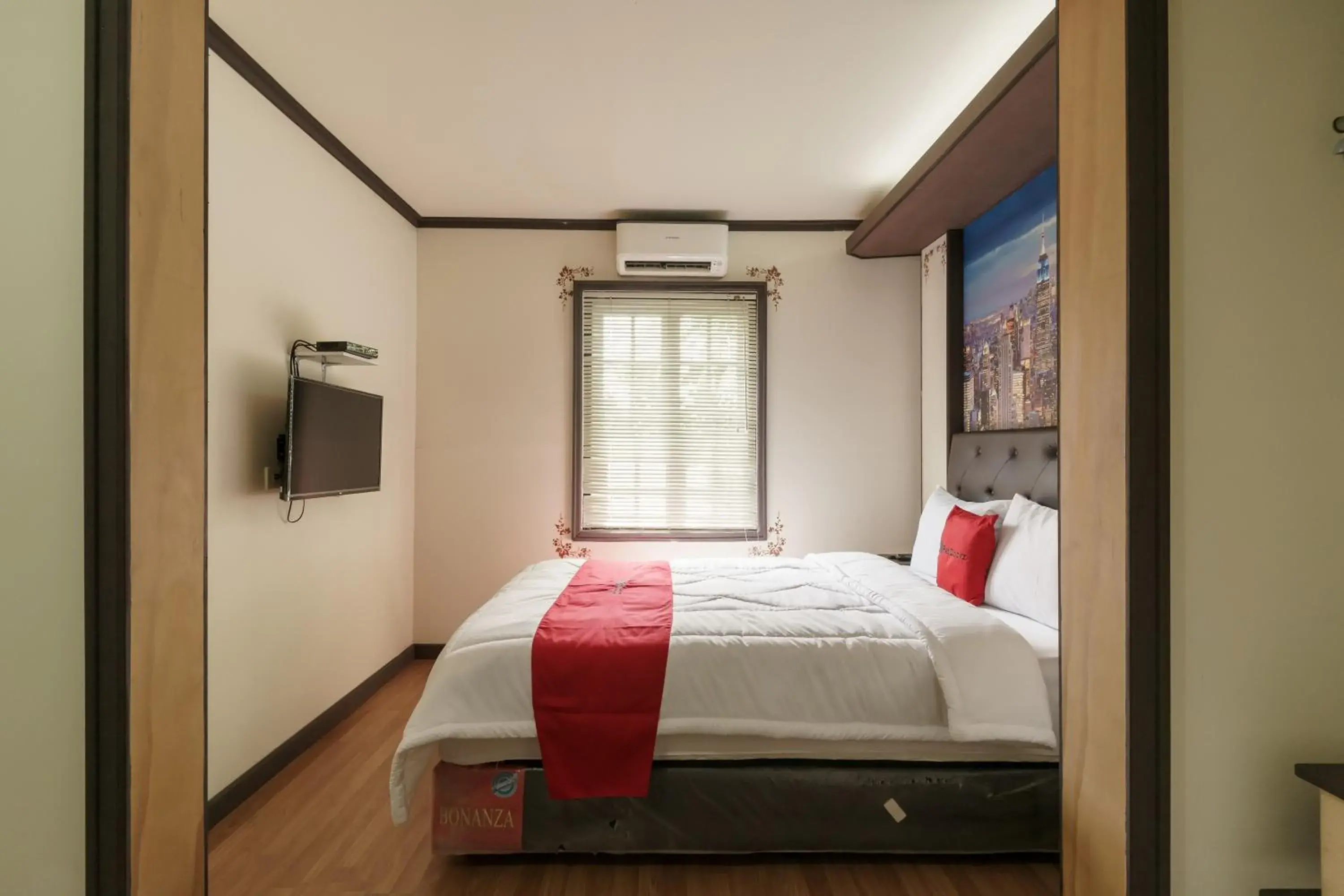 Bed in RedDoorz Plus @ Pondok Labu Bed in RedDoorz Plus @ Pondok Labu