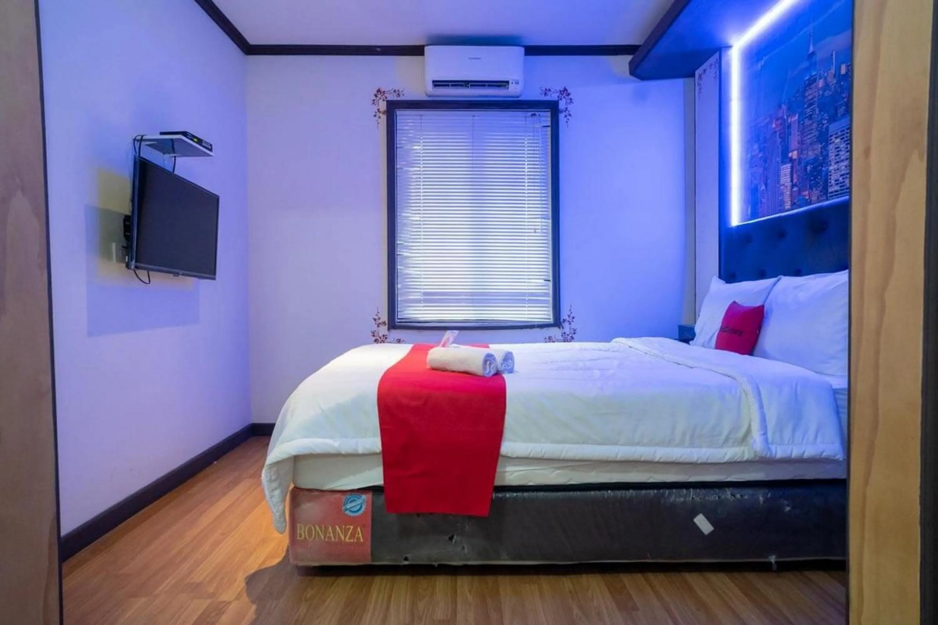 Bedroom, Bed in RedDoorz Plus @ Pondok Labu