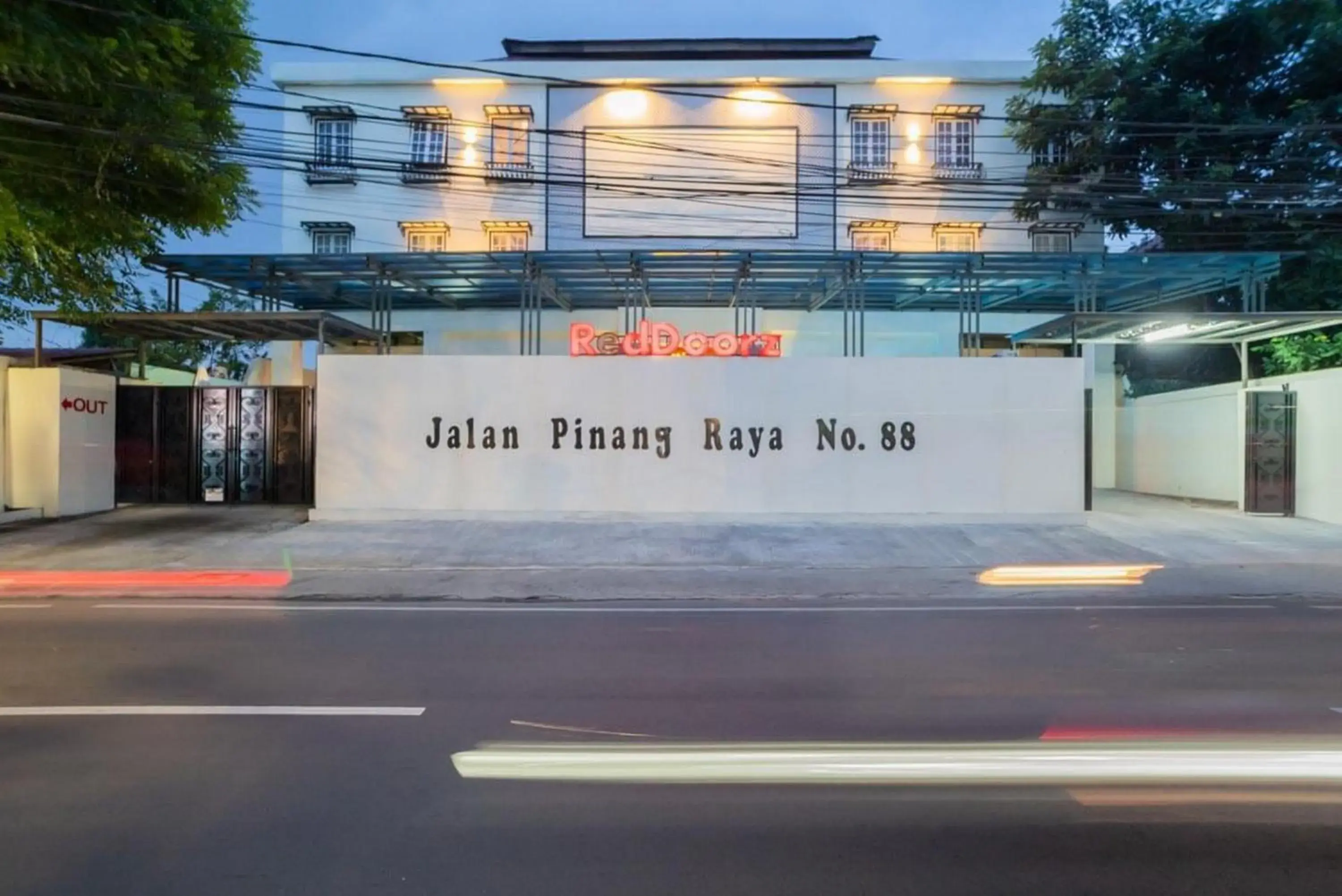 Facade/entrance in RedDoorz Plus @ Pondok Labu Facade/entrance in RedDoorz Plus @ Pondok Labu