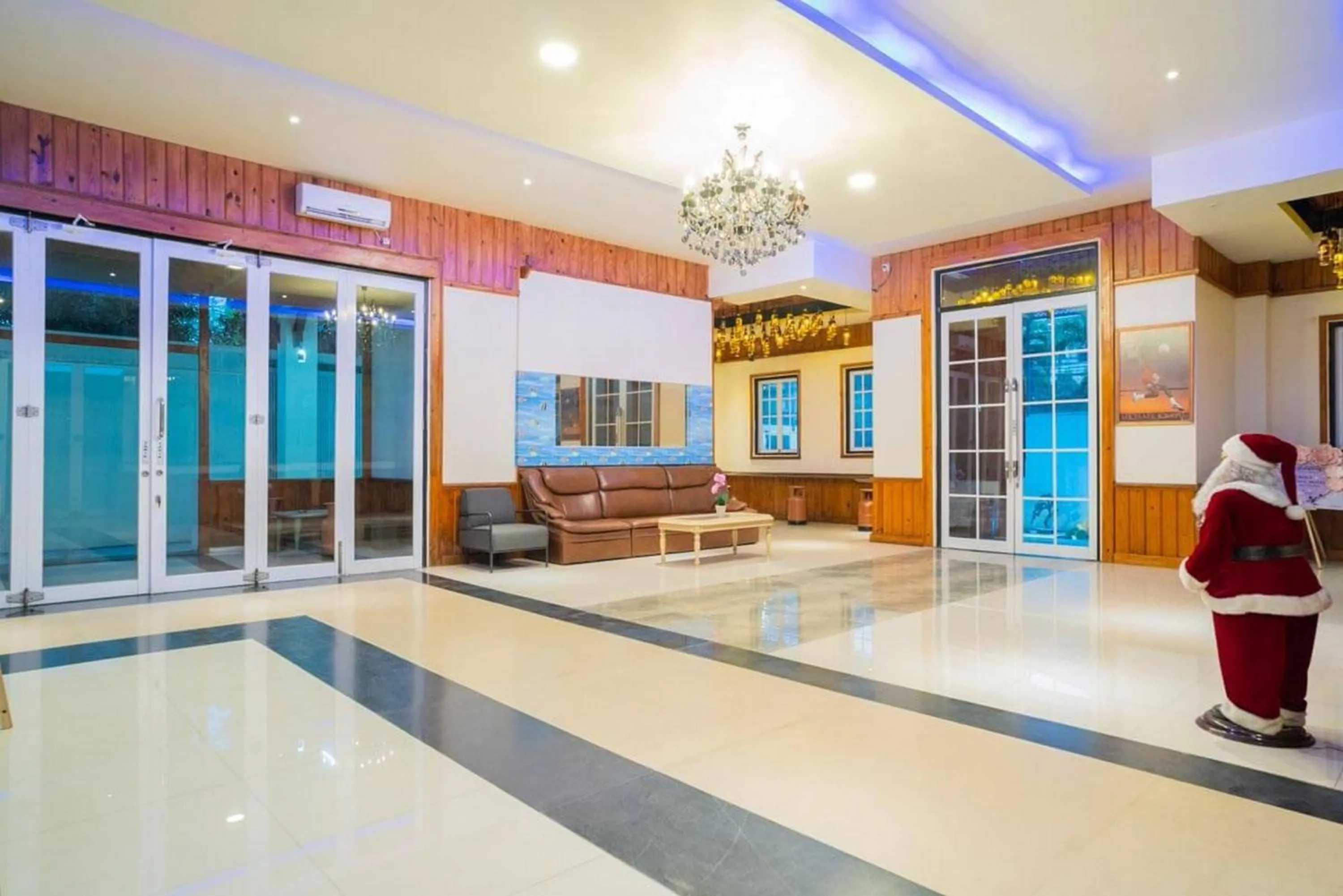 Seating area in RedDoorz Plus @ Pondok Labu