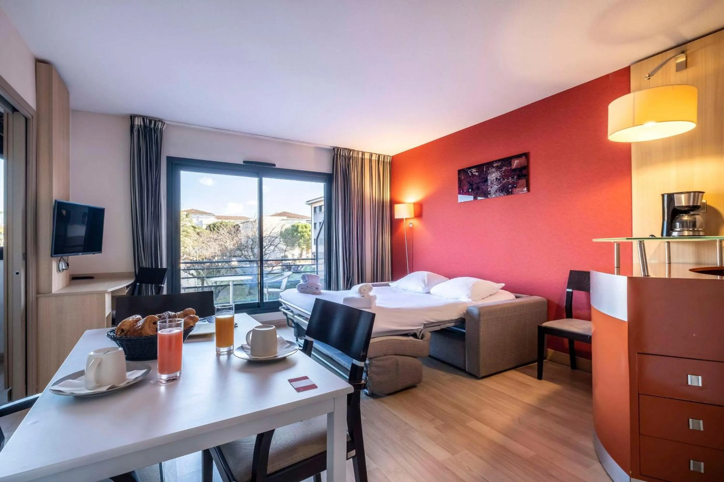 Bedroom, Bed in Clarion Aparthotel Toulouse Blagnac Airport