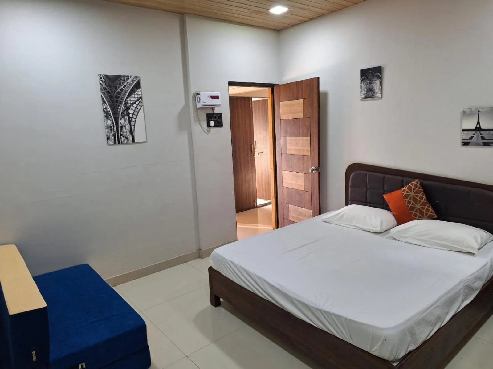 Bed in Coastal Bay Inn by Green Apple Stays