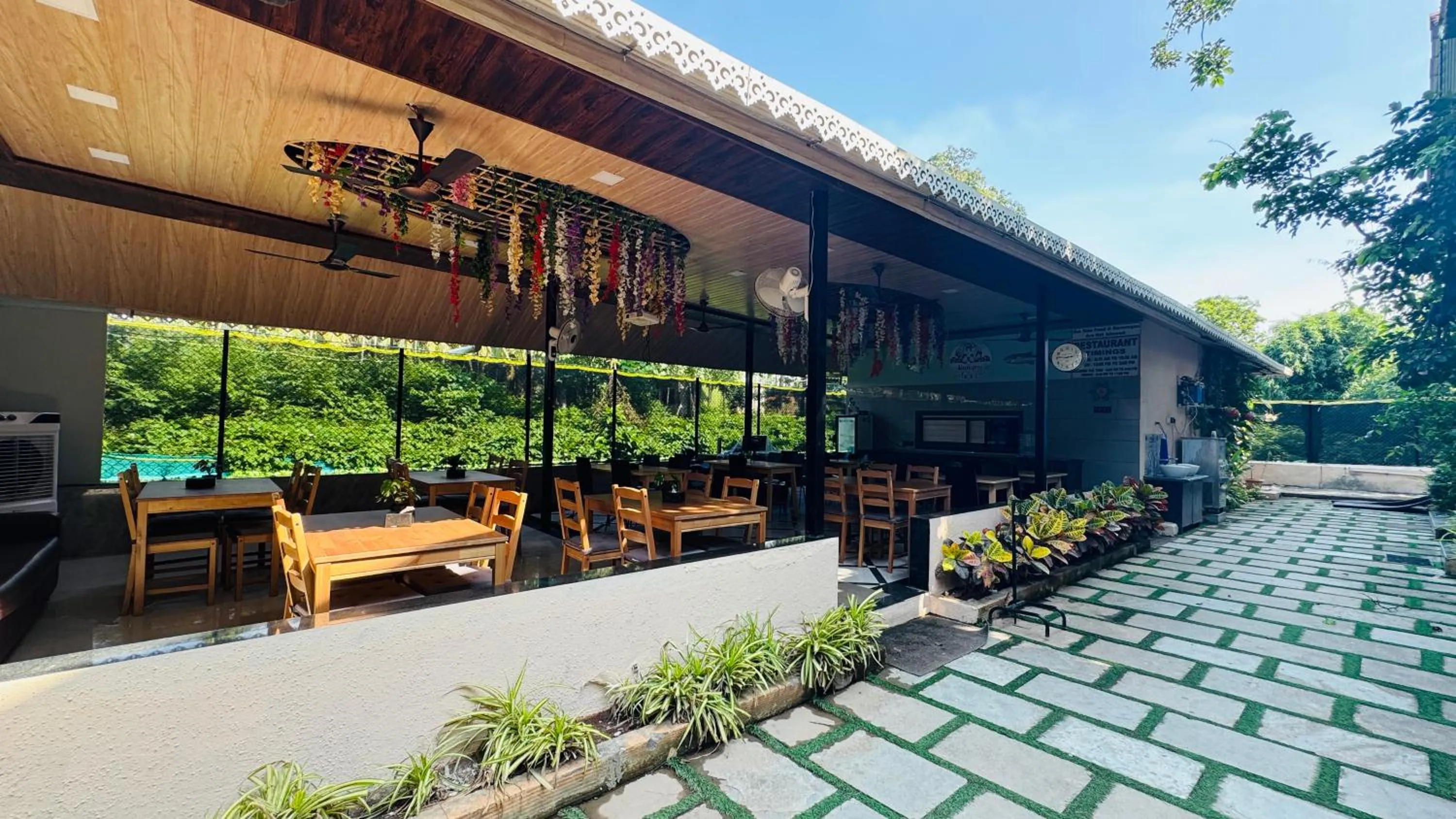 Restaurant/places to eat in Coastal Bay Inn by Green Apple Stays