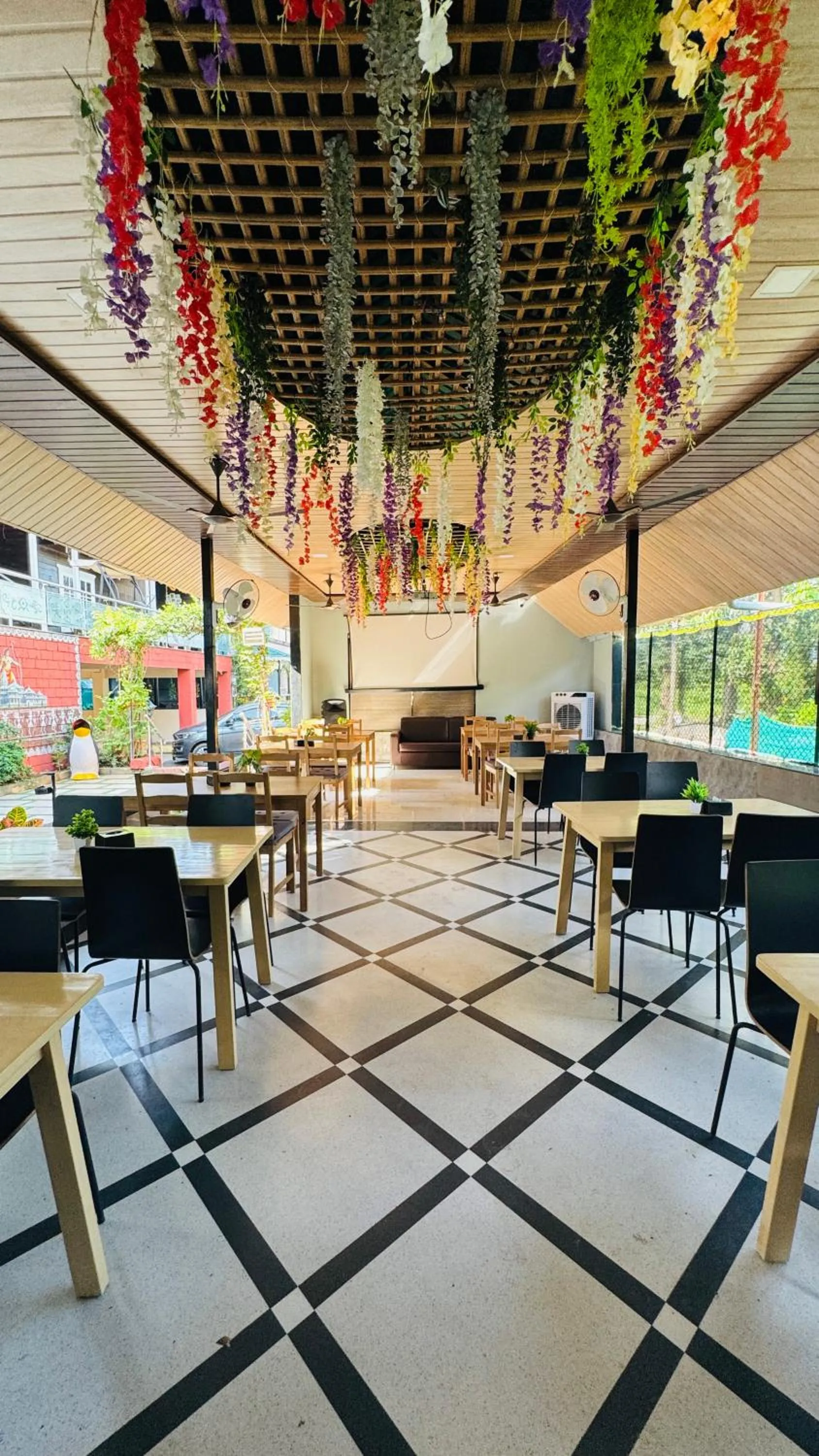 Restaurant/places to eat in Coastal Bay Inn by Green Apple Stays