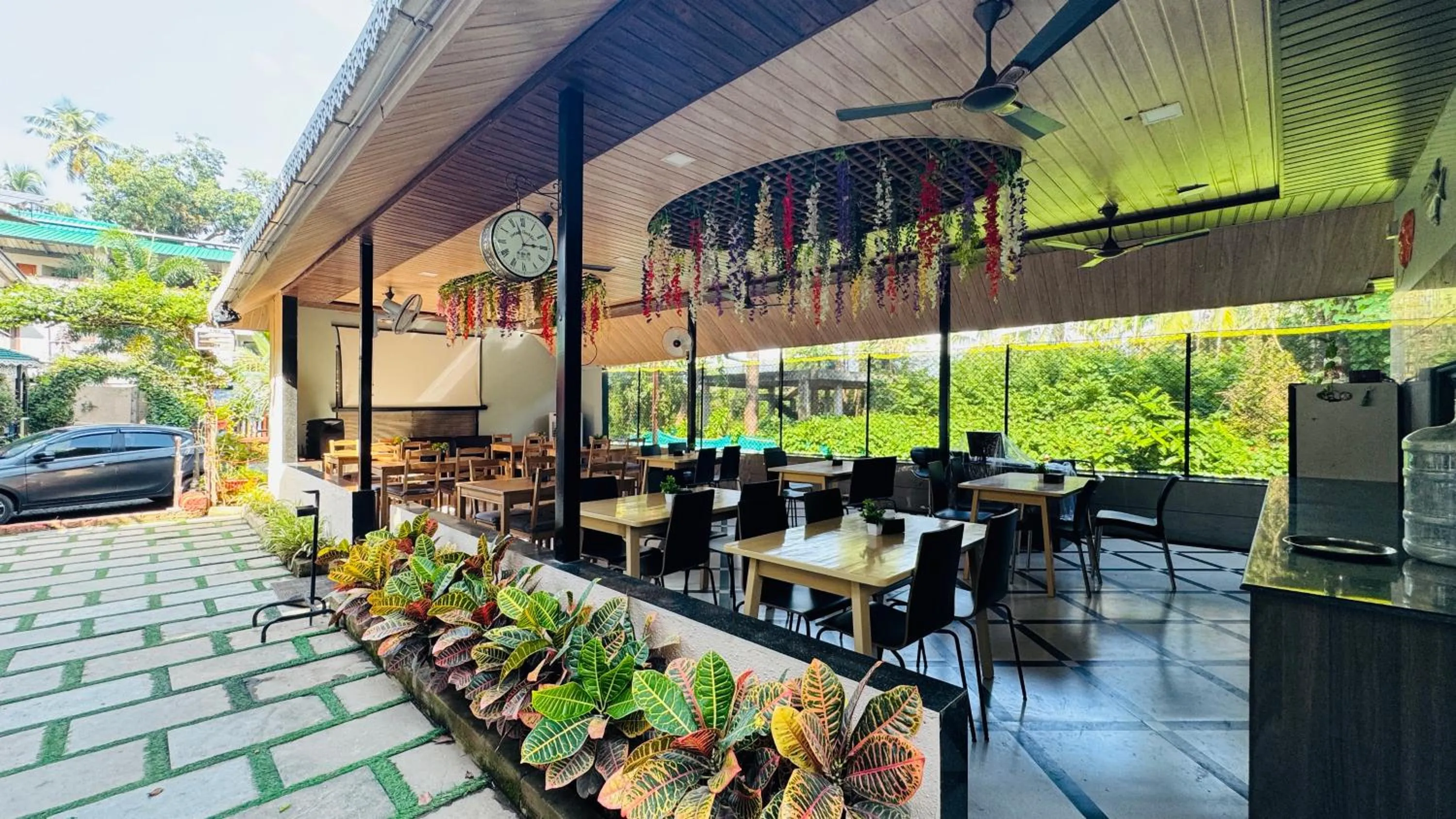 Restaurant/places to eat in Coastal Bay Inn by Green Apple Stays