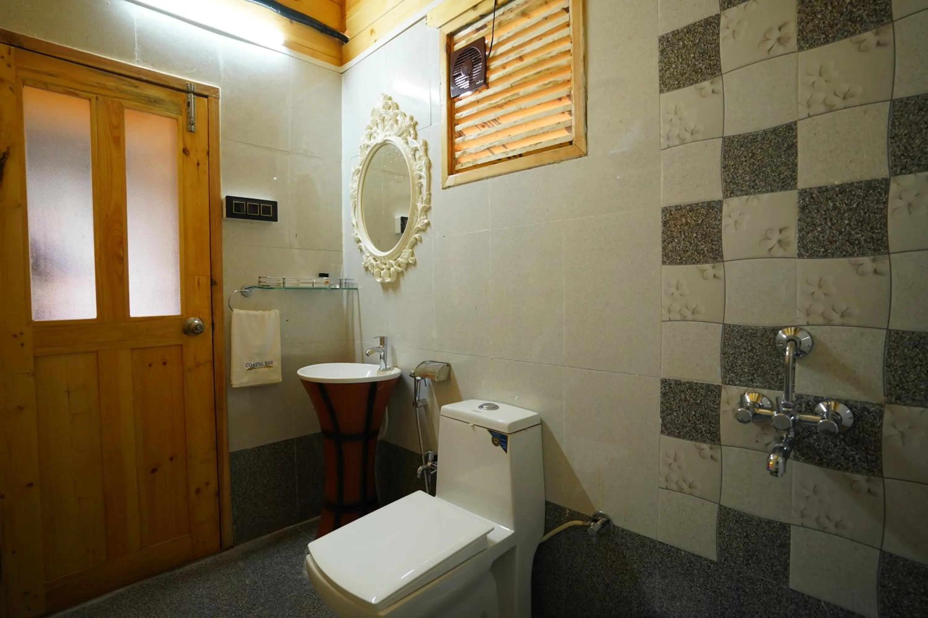 Coastal Bay Inn by Green Apple Stays