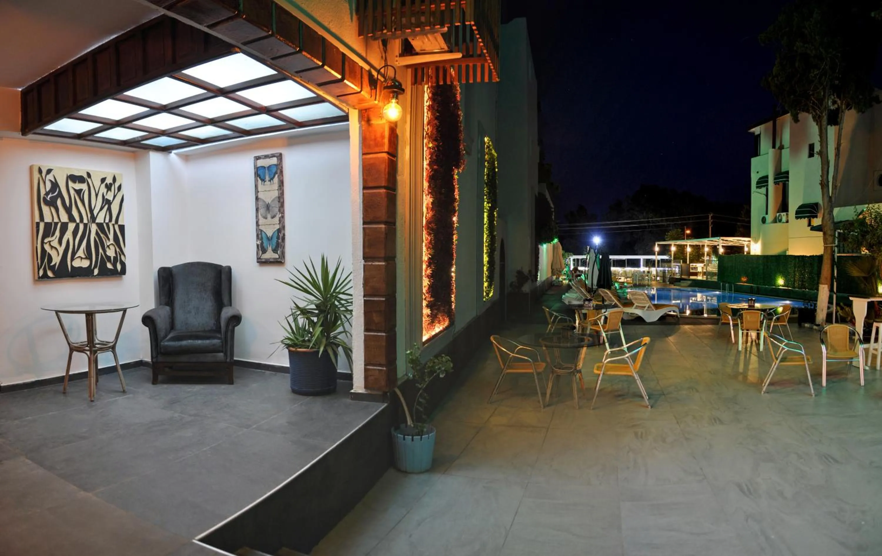 Patio in Hotel Bleu Nuit