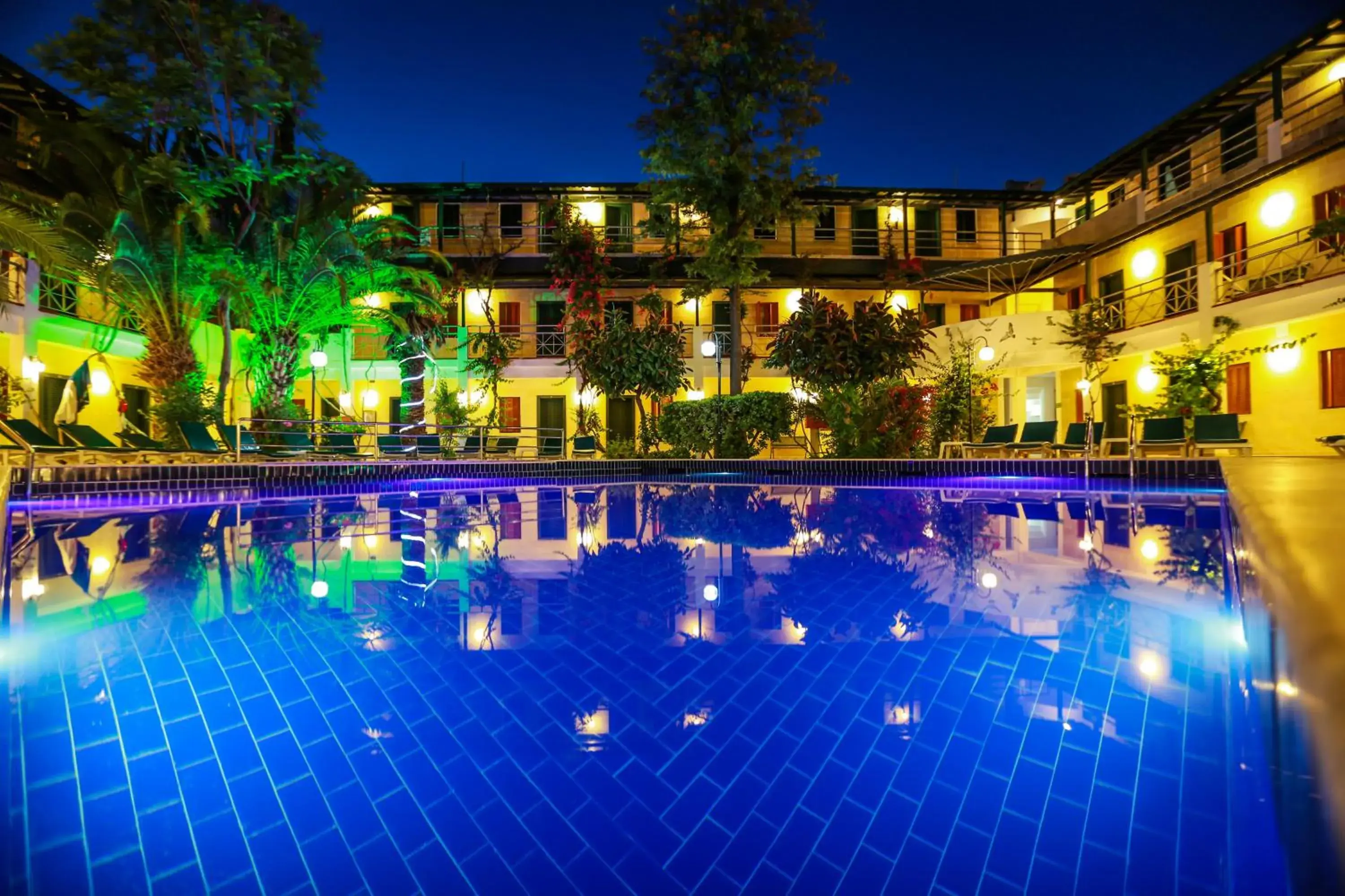 Swimming Pool in Hotel Bleu Nuit Swimming Pool in Hotel Bleu Nuit