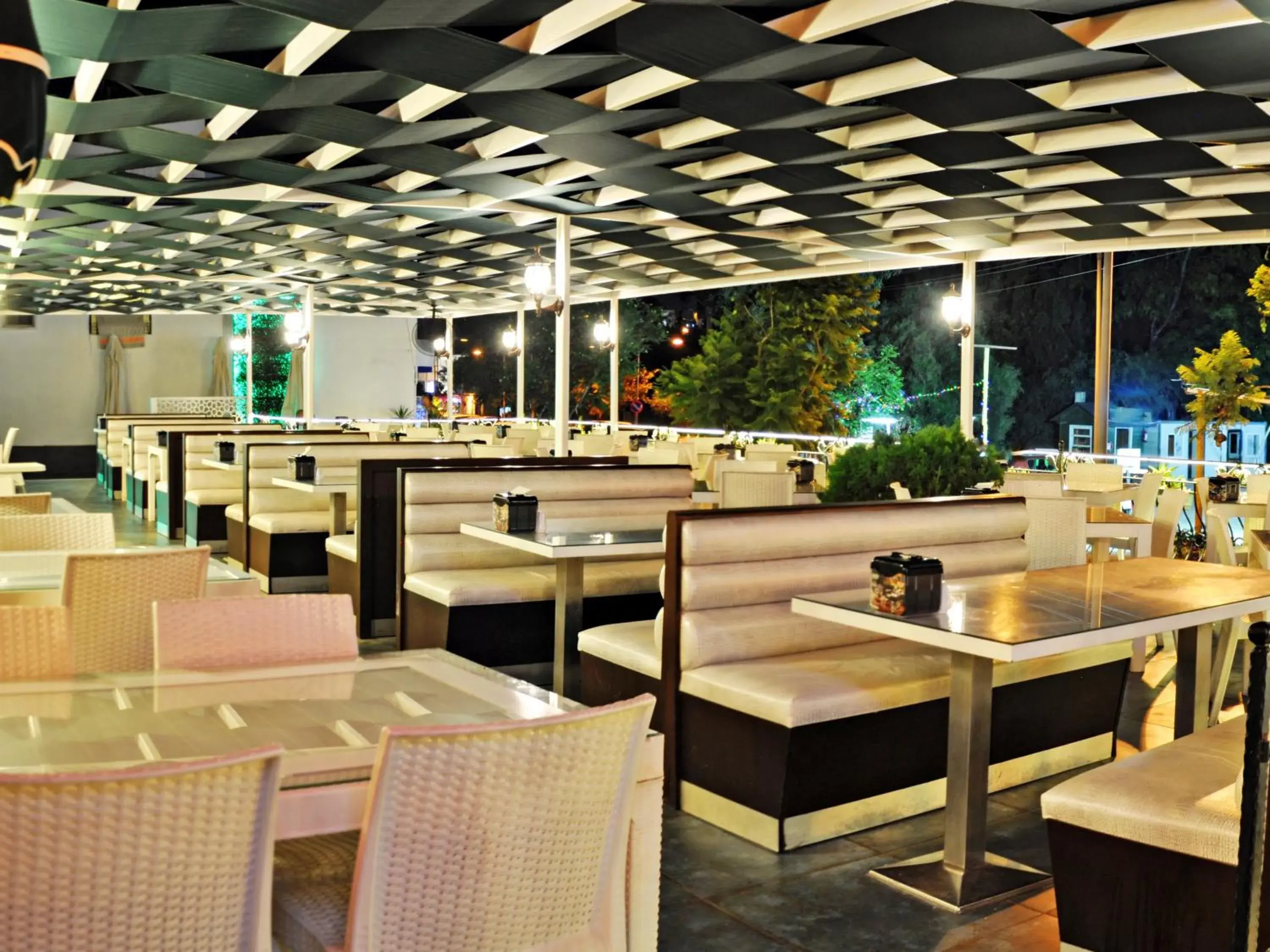 Restaurant/Places to Eat in Hotel Bleu Nuit Restaurant/Places to Eat in Hotel Bleu Nuit