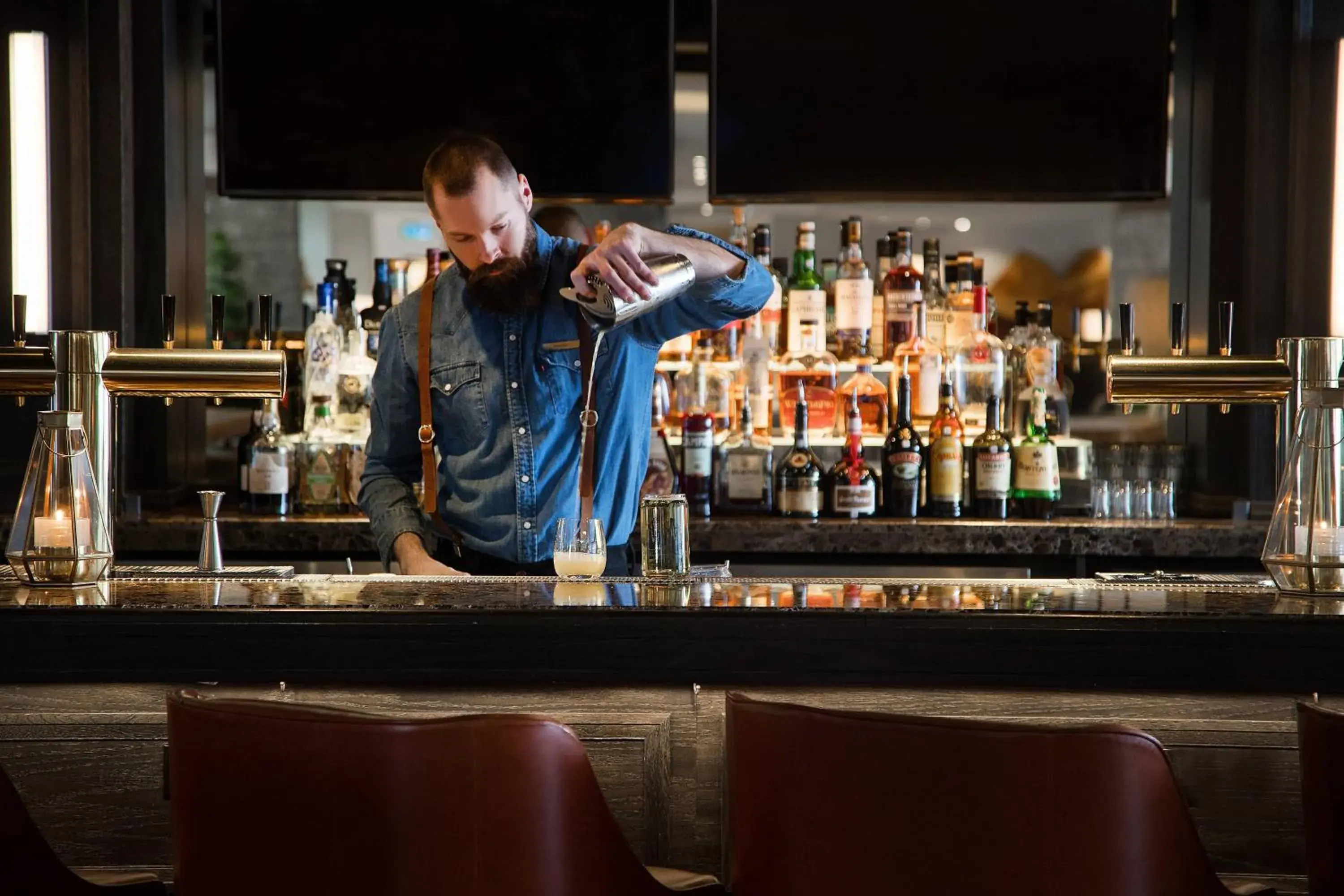 Lounge or bar in Kananaskis Mountain Lodge, Autograph Collection Lounge or bar in Kananaskis Mountain Lodge, Autograph Collection