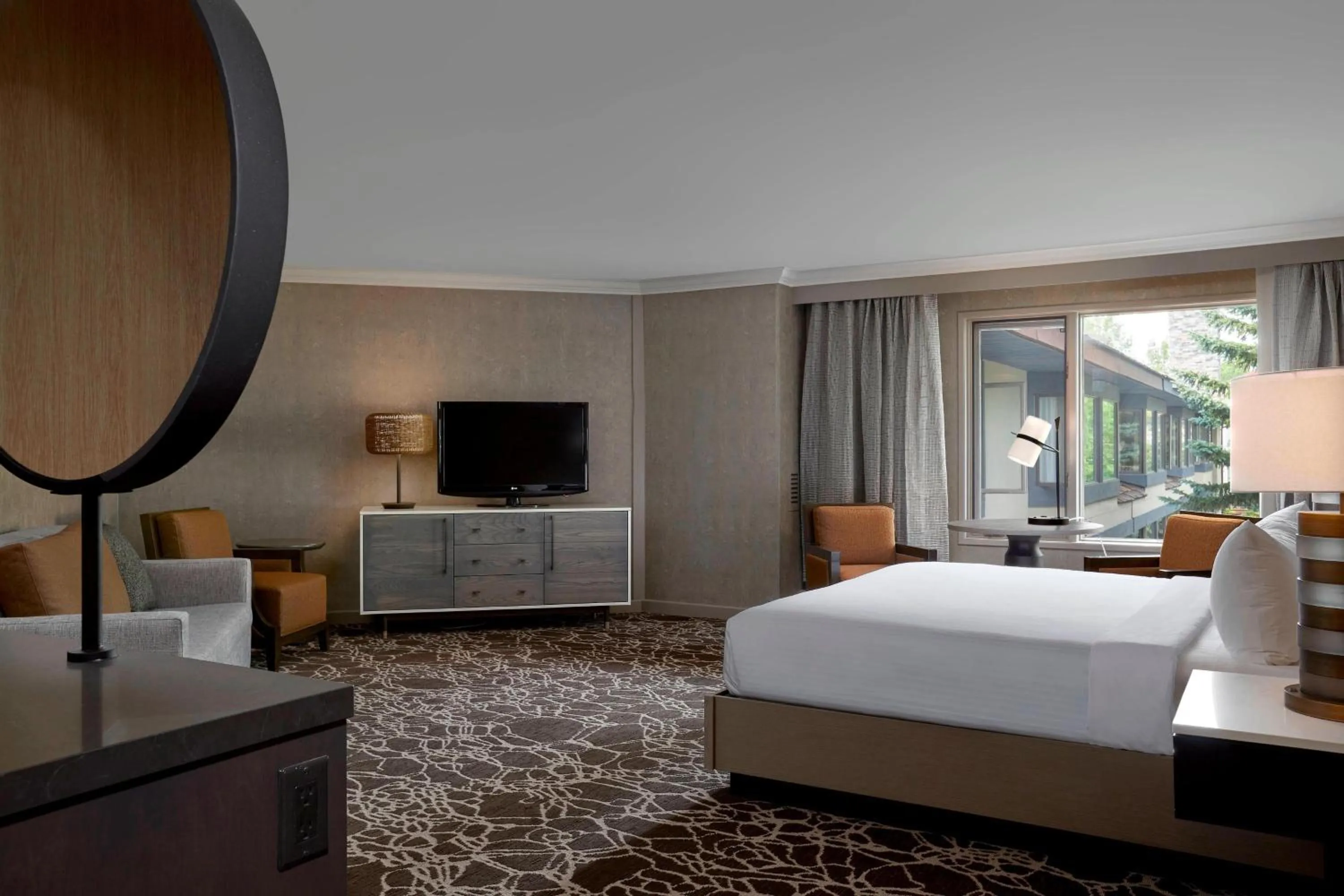 Photo of the whole room, Bed in Kananaskis Mountain Lodge, Autograph Collection