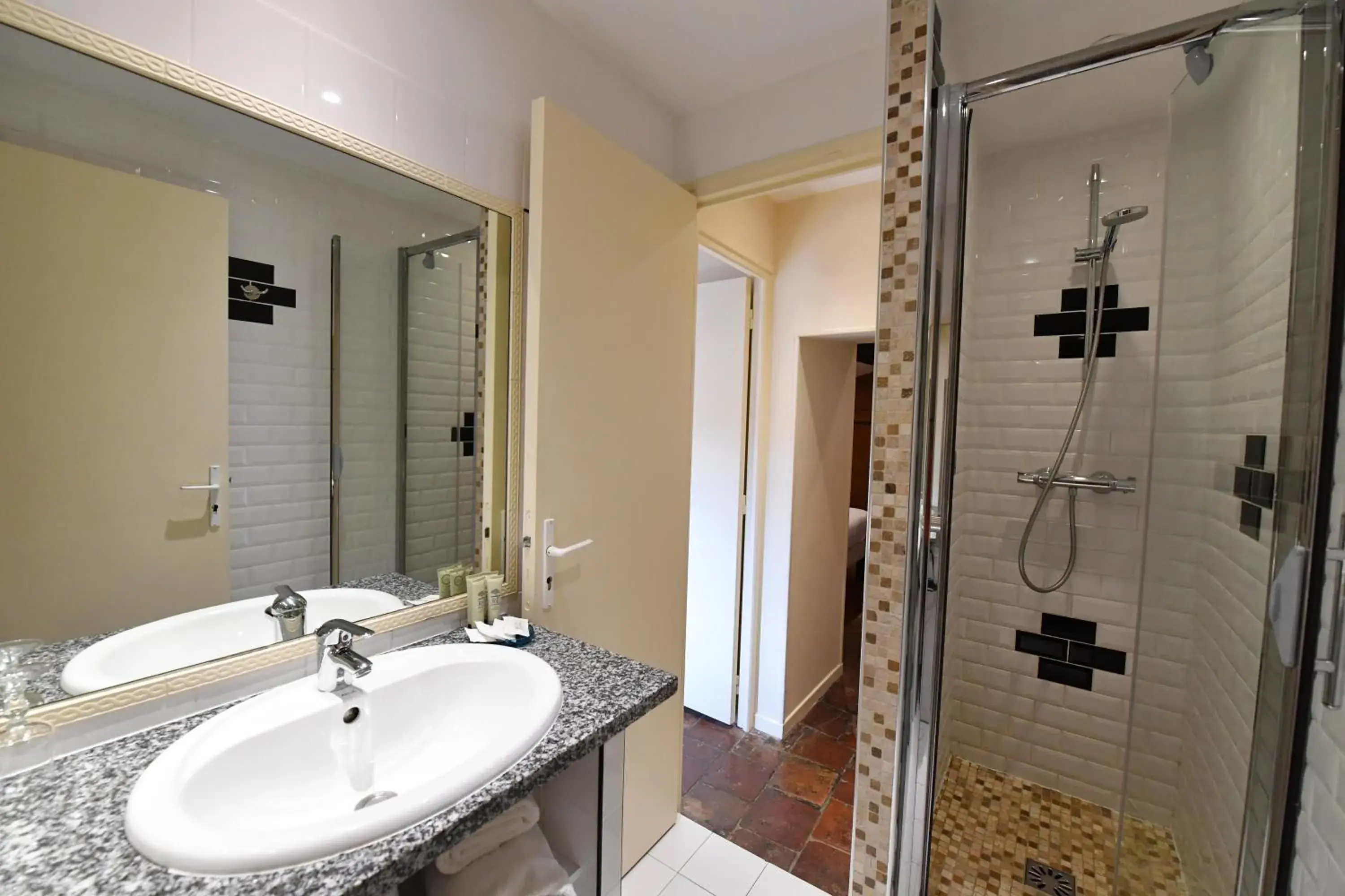 Shower, Bathroom in Europe Hôtel