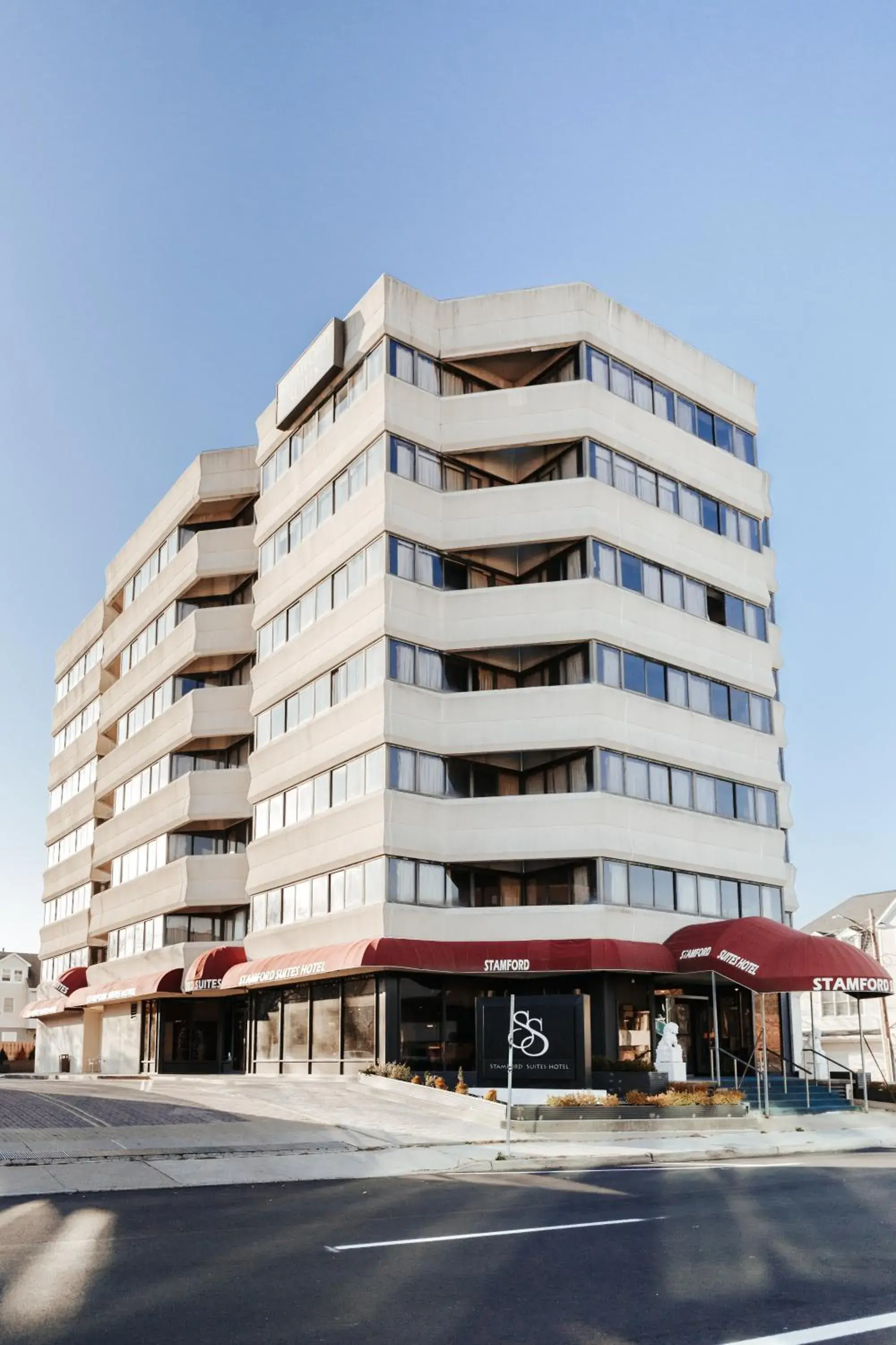 Facade/entrance in Stamford Suites Facade/entrance in Stamford Suites