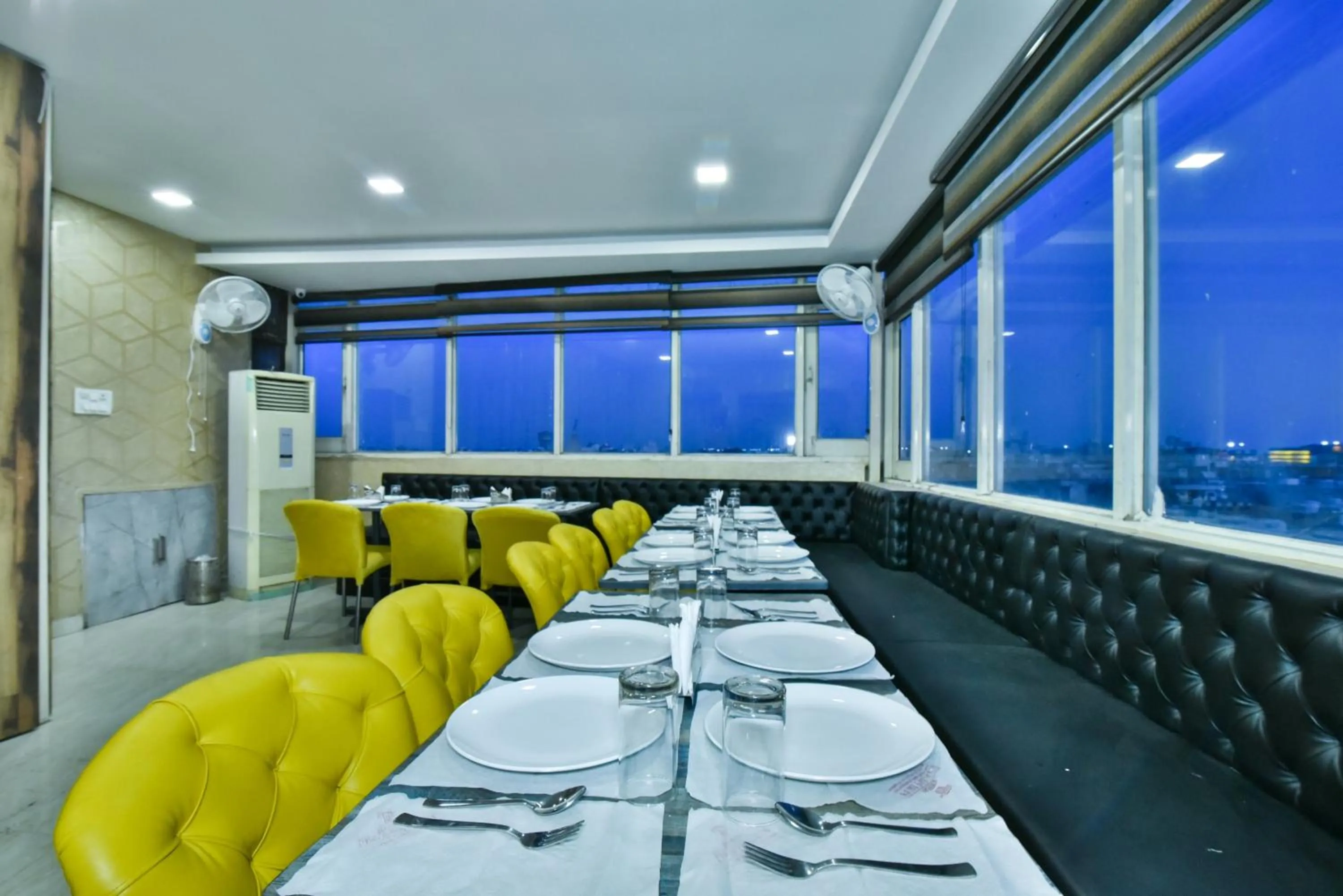 Restaurant/places to eat in Hotel Puri Palace