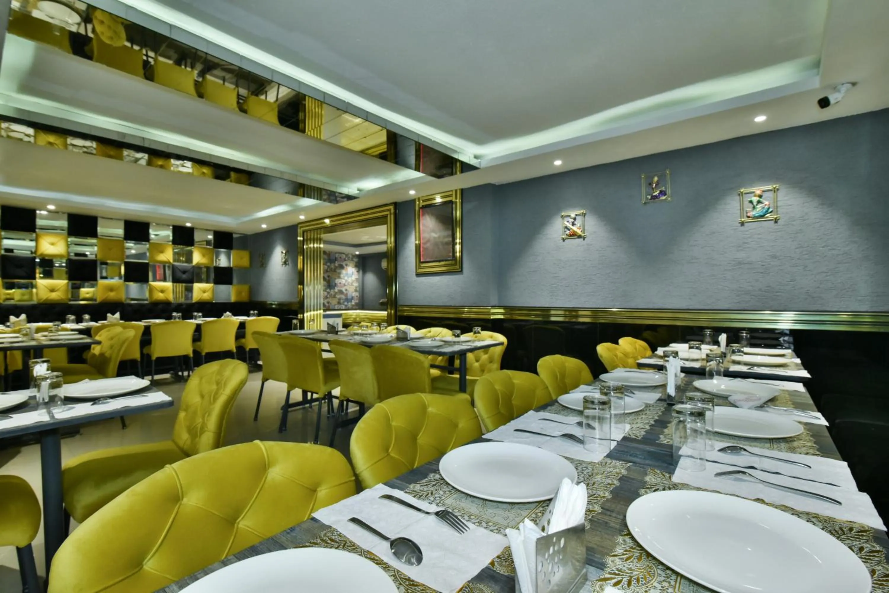 Restaurant/places to eat in Hotel Puri Palace