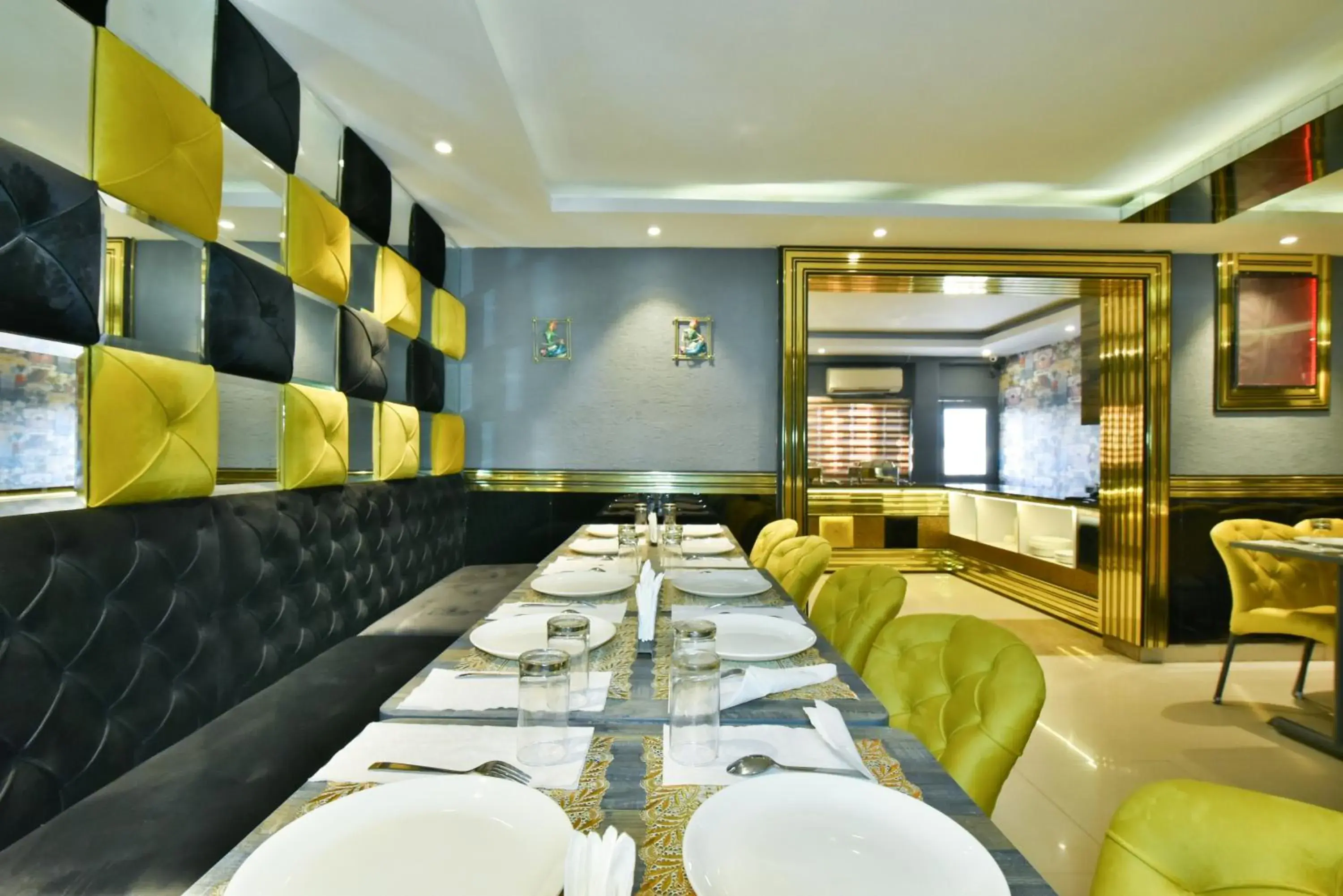 Restaurant/places to eat in Hotel Puri Palace Restaurant/places to eat in Hotel Puri Palace