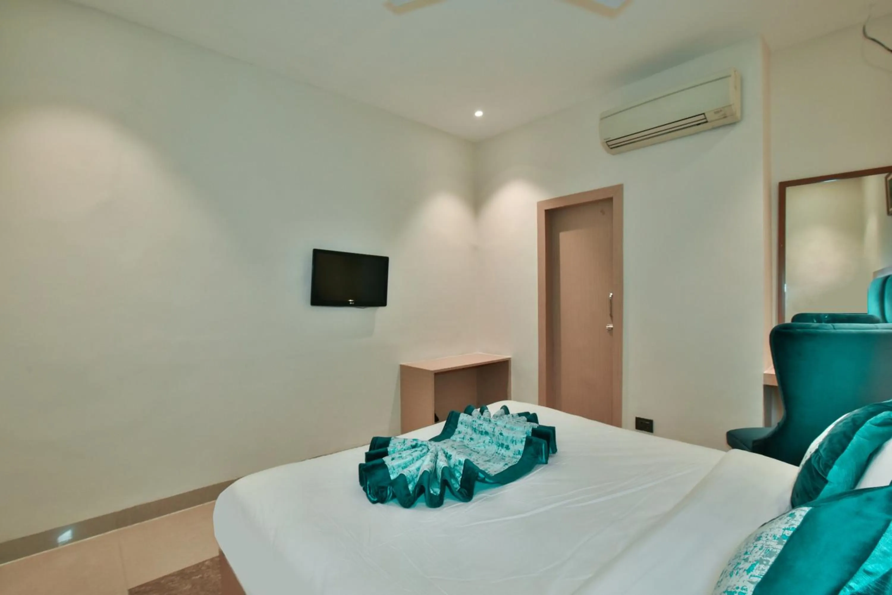 Photo of the whole room, Bed in Hotel Puri Palace