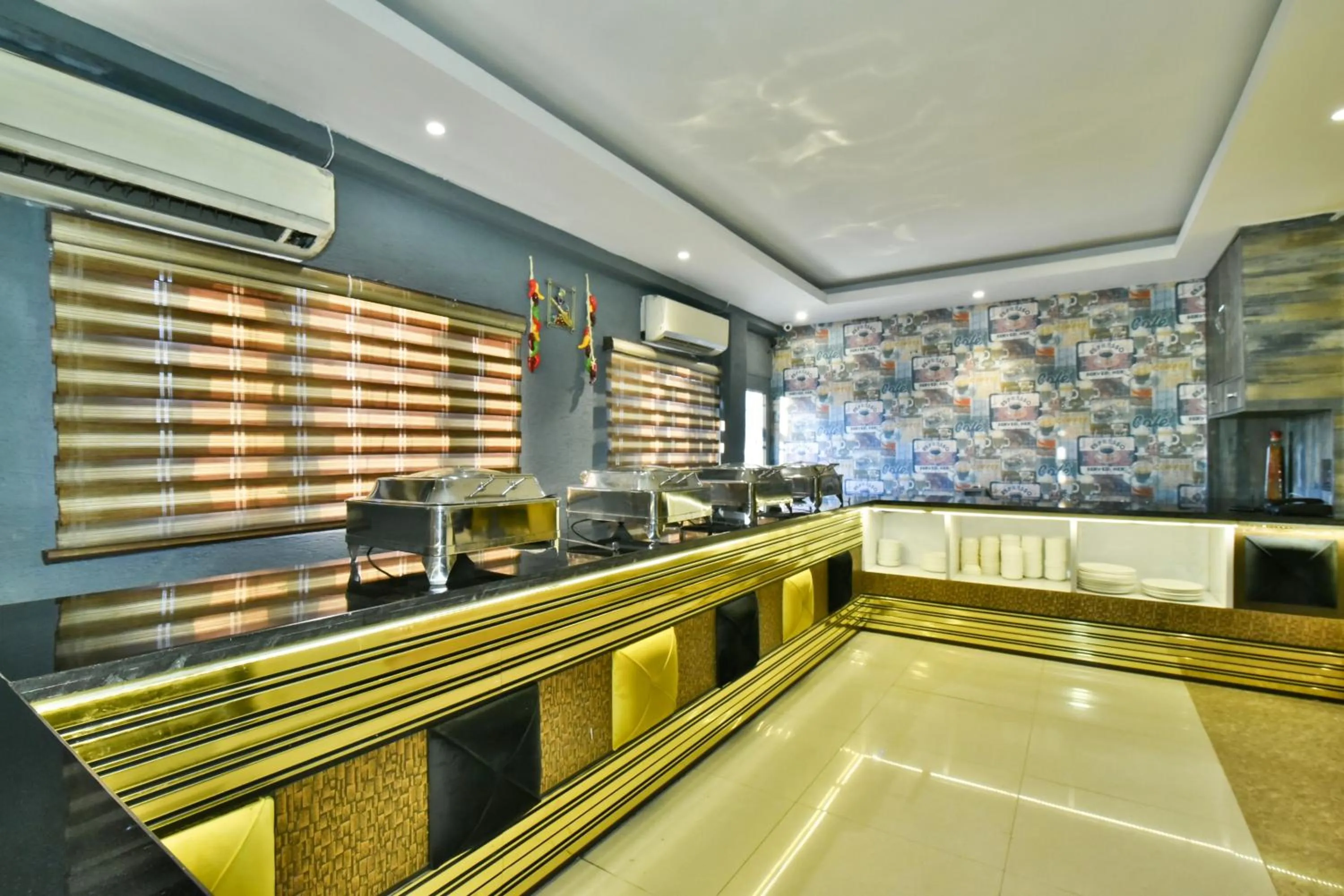 Kitchen or kitchenette in Hotel Puri Palace