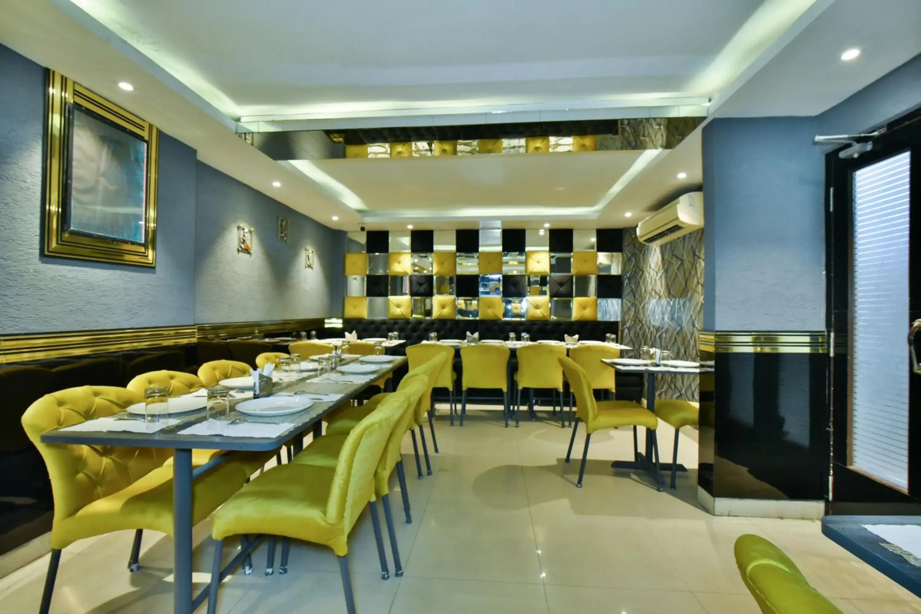 Restaurant/places to eat in Hotel Puri Palace Restaurant/places to eat in Hotel Puri Palace