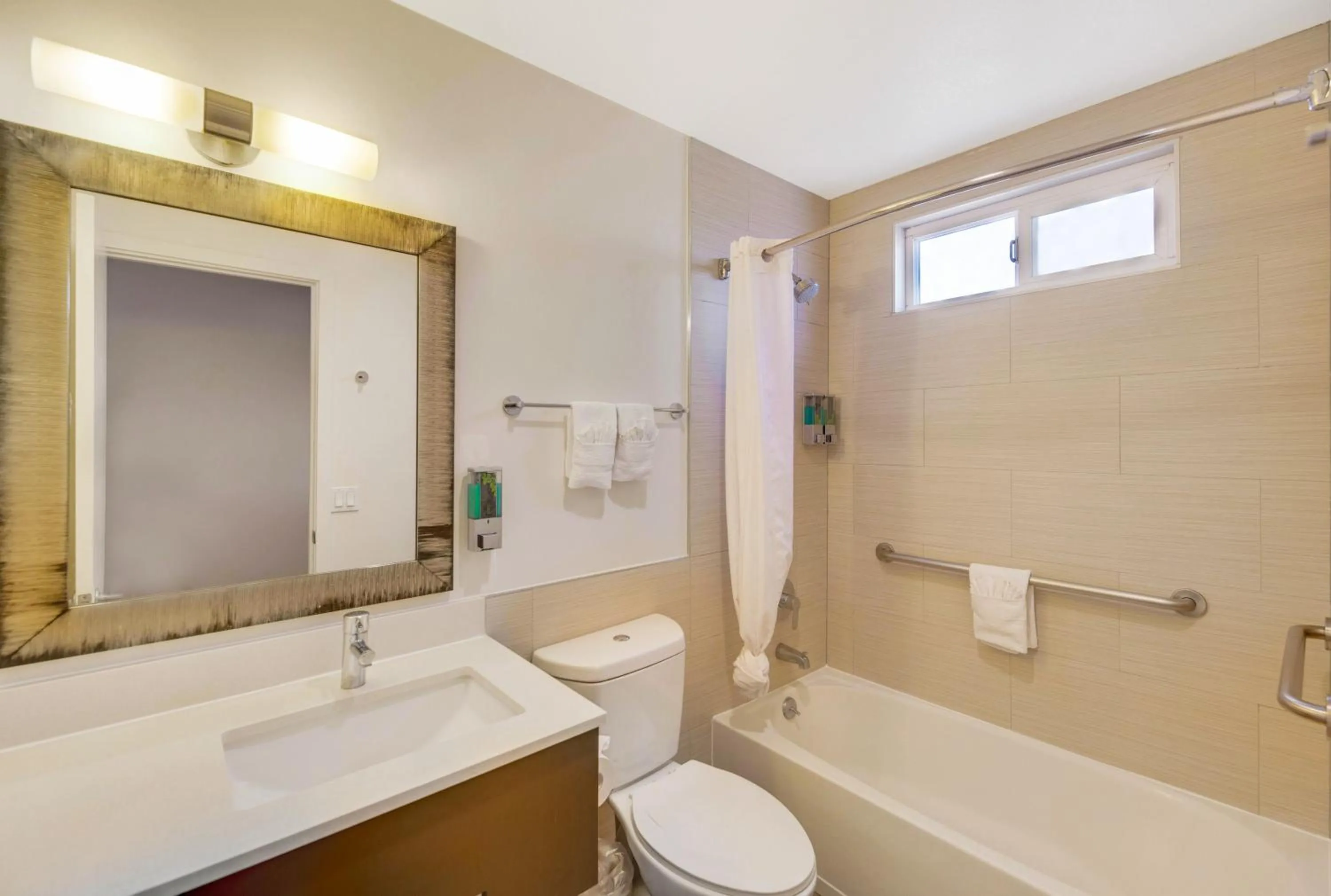 Bathroom in Hotel 414 Anaheim