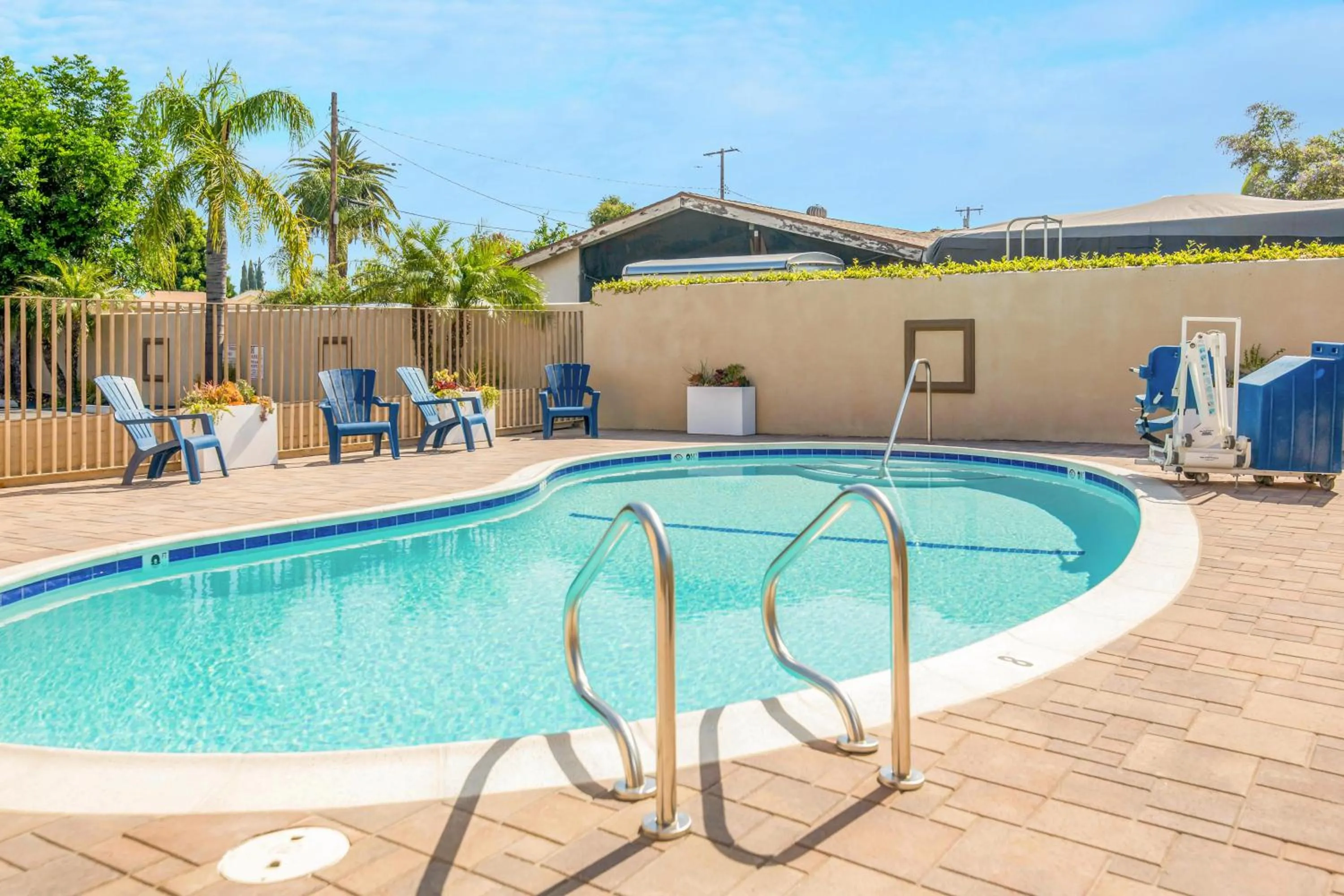 Swimming pool in Hotel 414 Anaheim