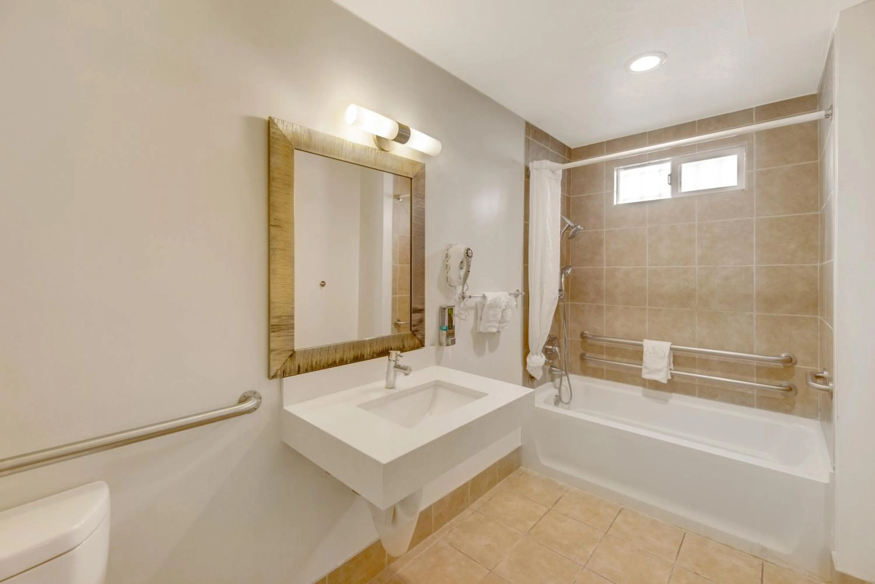 Bathroom in Hotel 414 Anaheim