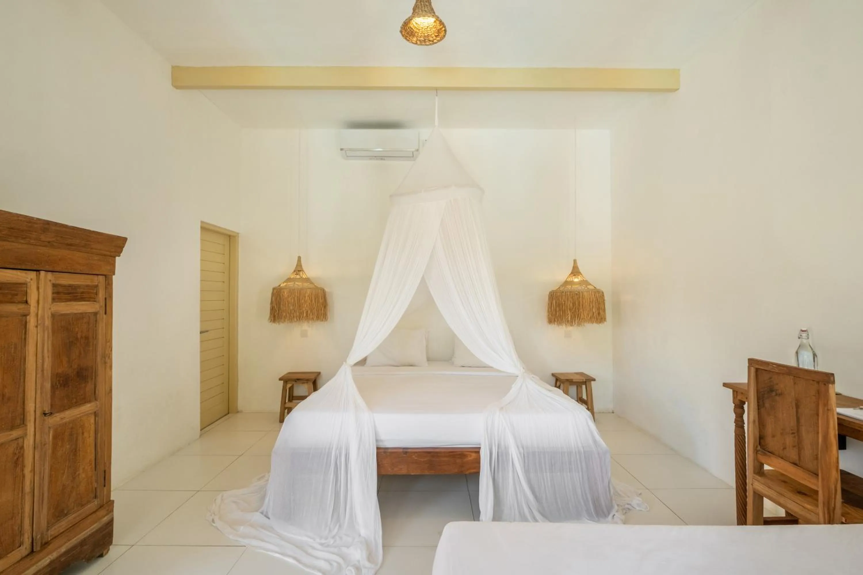 Photo of the whole room, Bed in The Warm Sun - Bingin