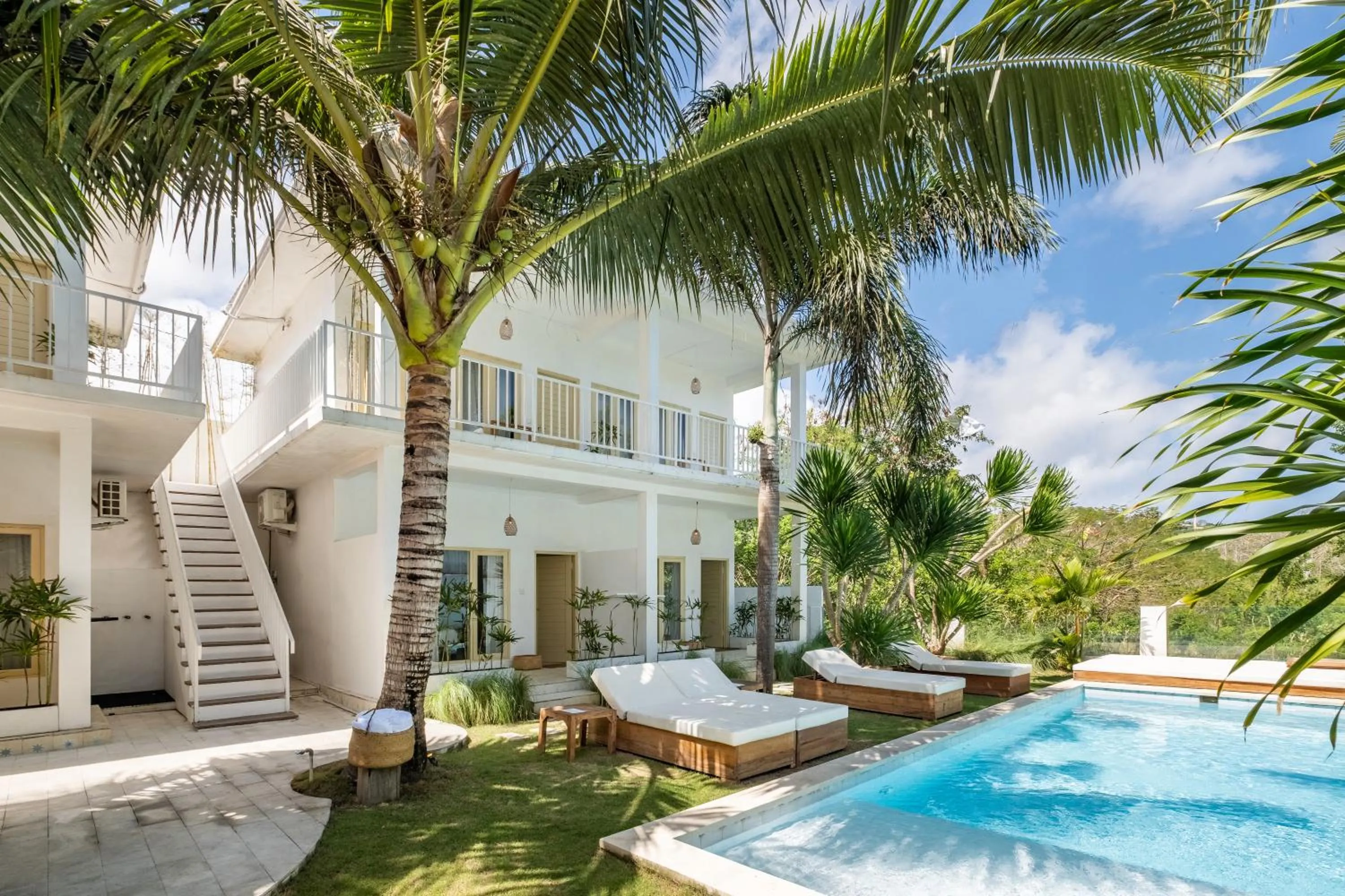 Swimming pool in The Warm Sun - Bingin