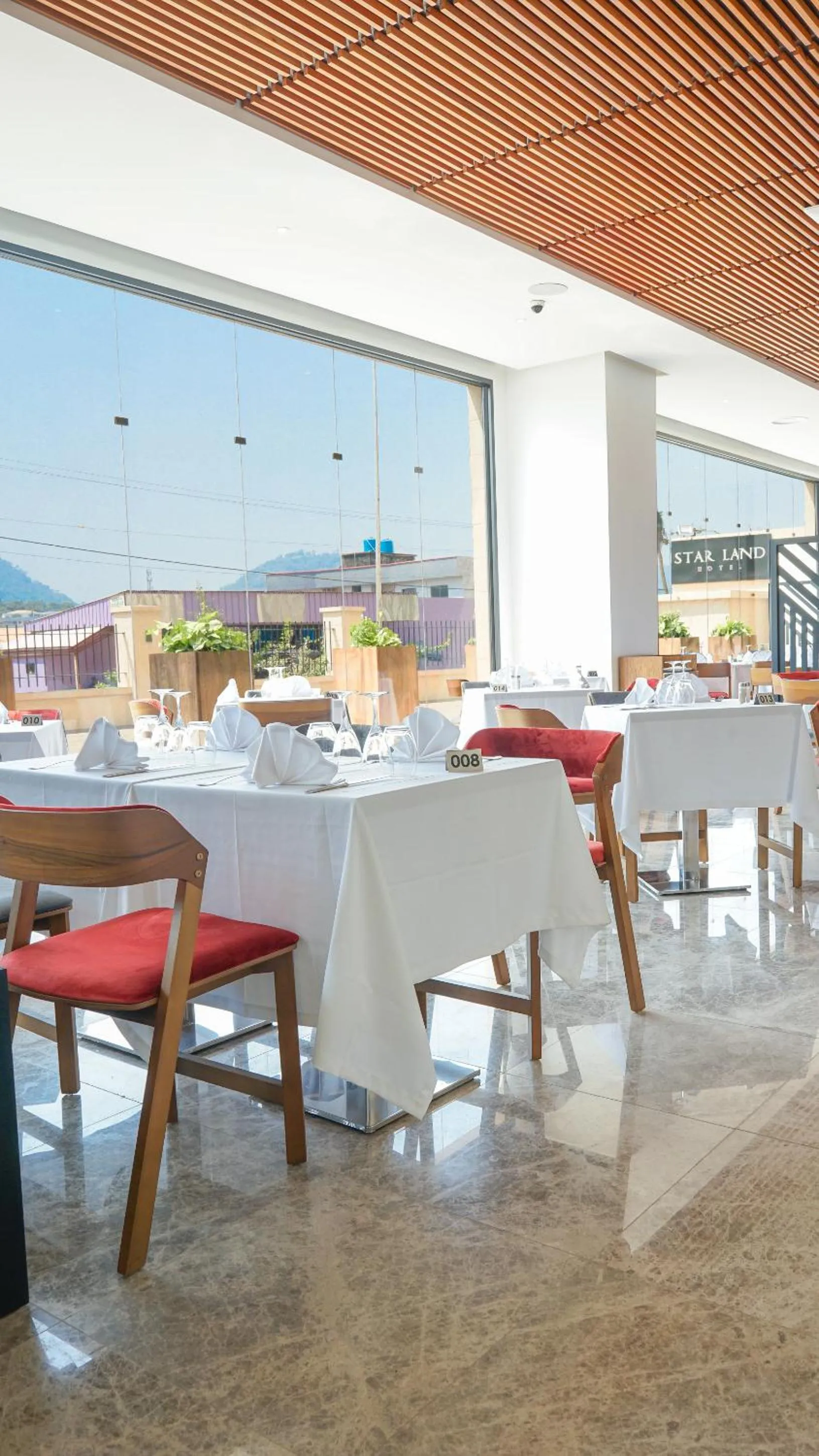 Restaurant/places to eat in STAR LAND HOTEL BASTOS