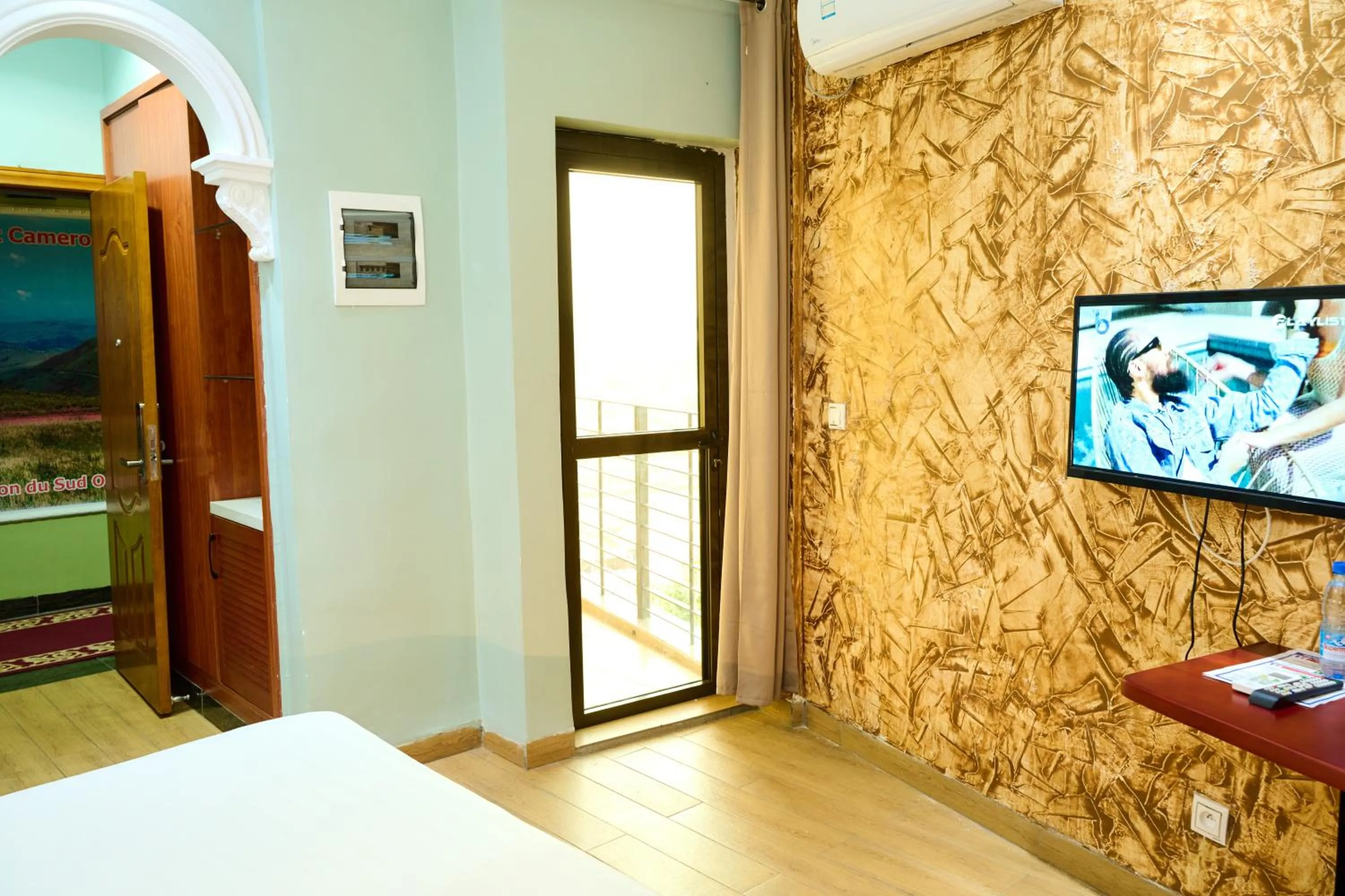 TV and multimedia, Bed in Hôtel Sindz Palace