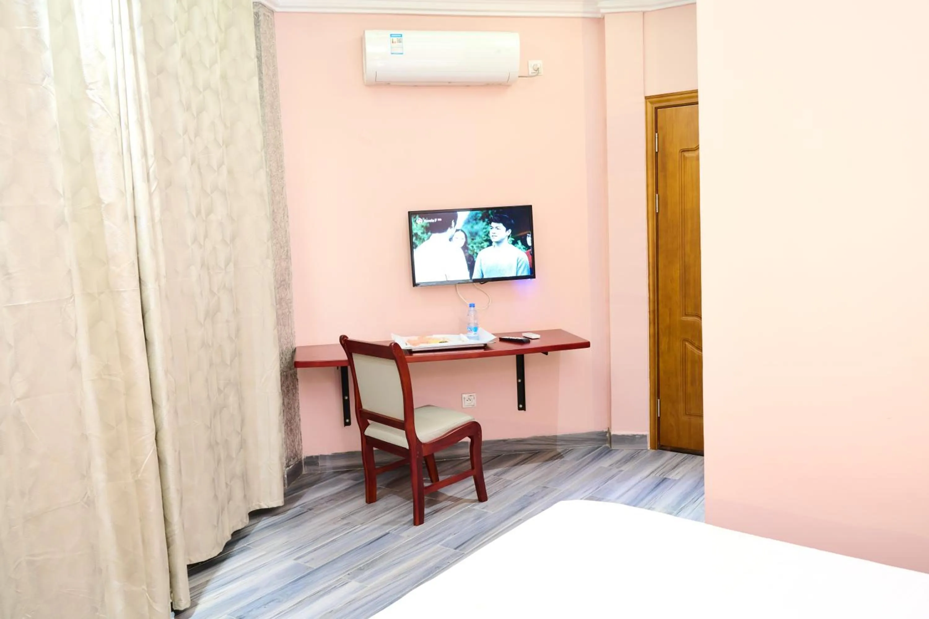 TV and multimedia in Hôtel Sindz Palace