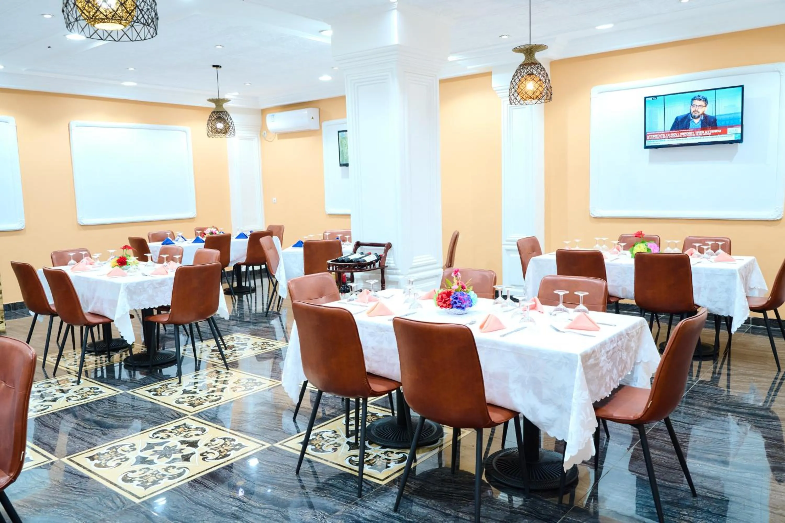 Restaurant/places to eat in Hôtel Sindz Palace