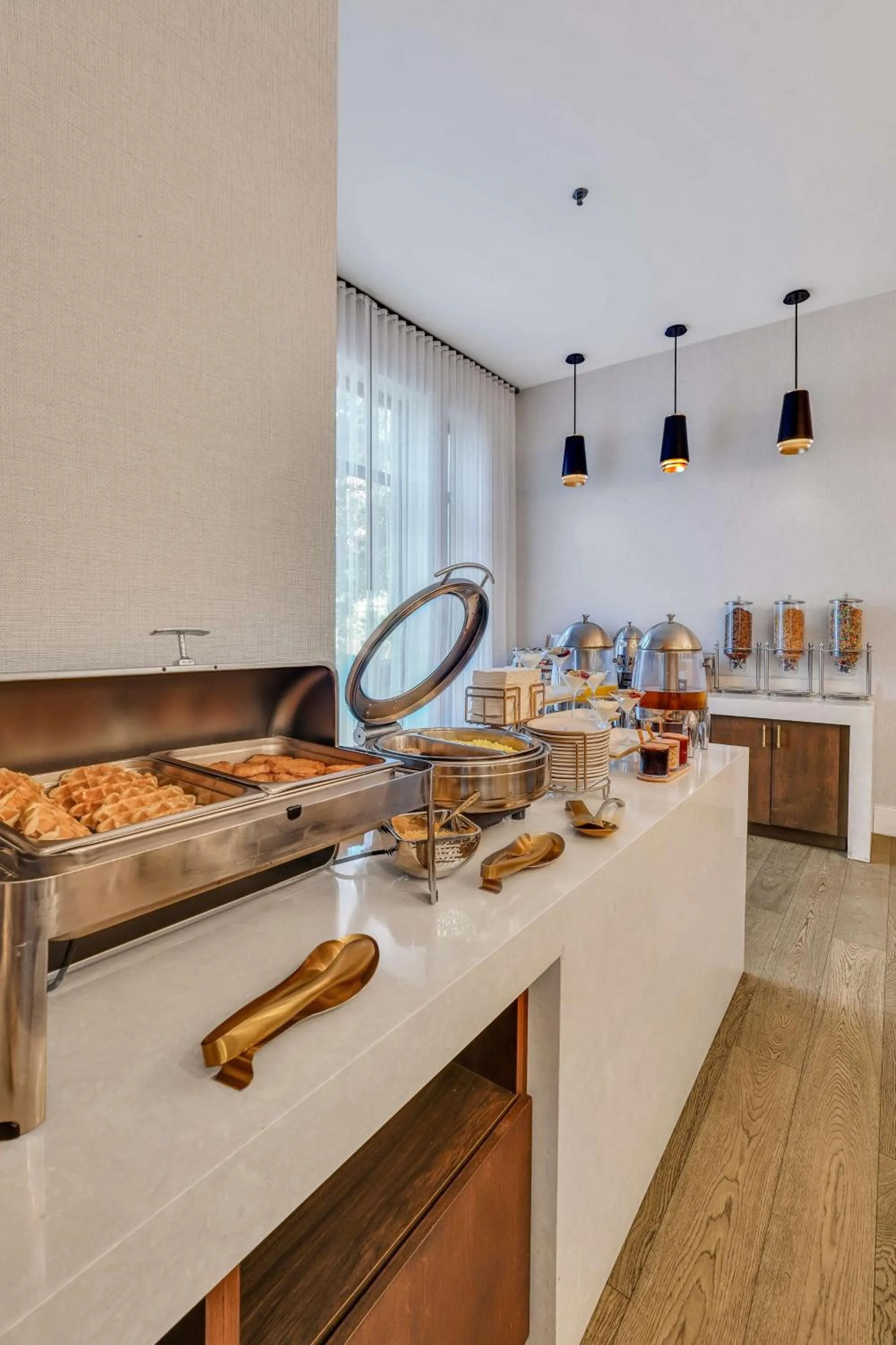 Restaurant/places to eat in The Bluff Savannah Historic District, Tapestry by Hilton