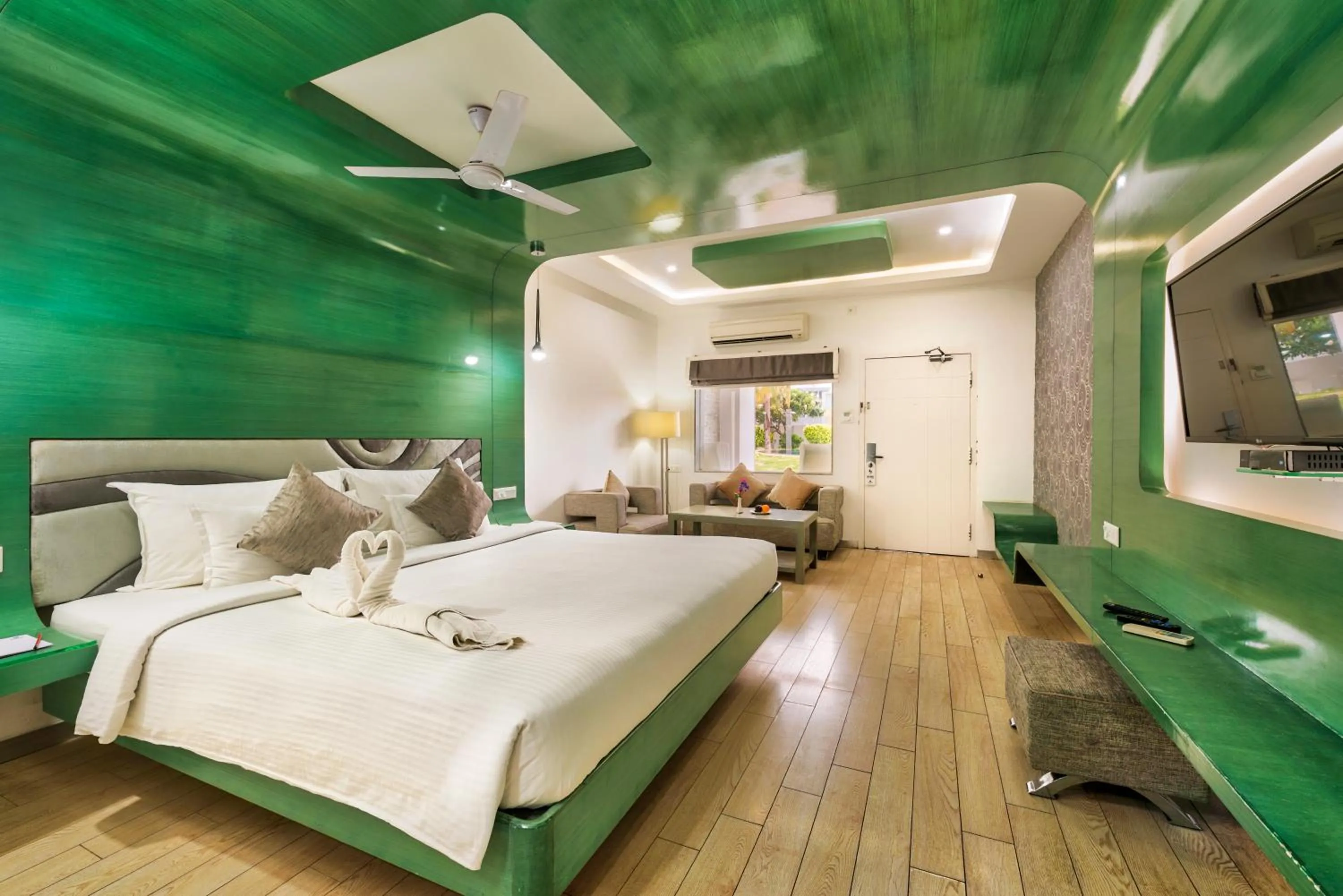 Photo of the whole room, Bed in Grande Bay Resort and Spa Mamallapuram