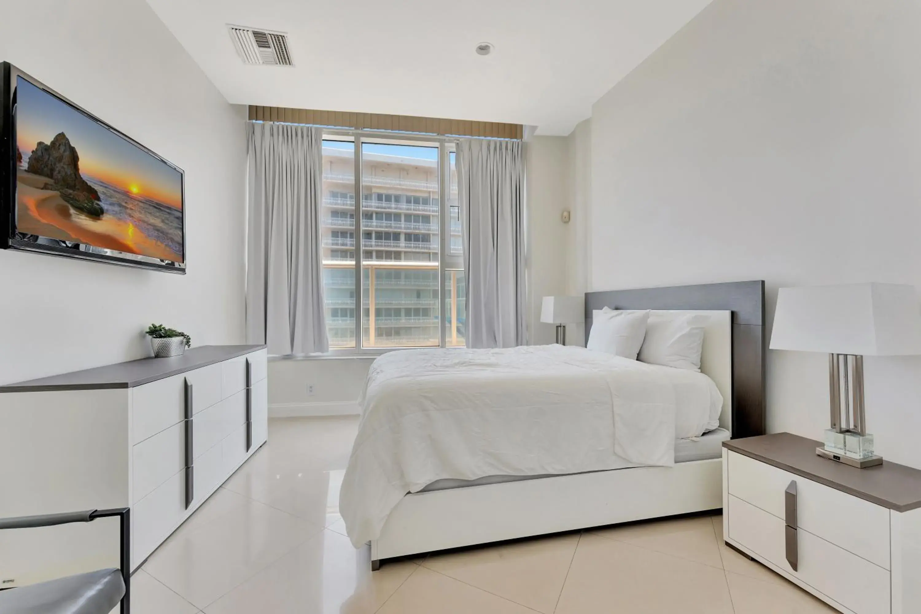 Bed in Ocean Manor Beach Resort Bed in Ocean Manor Beach Resort