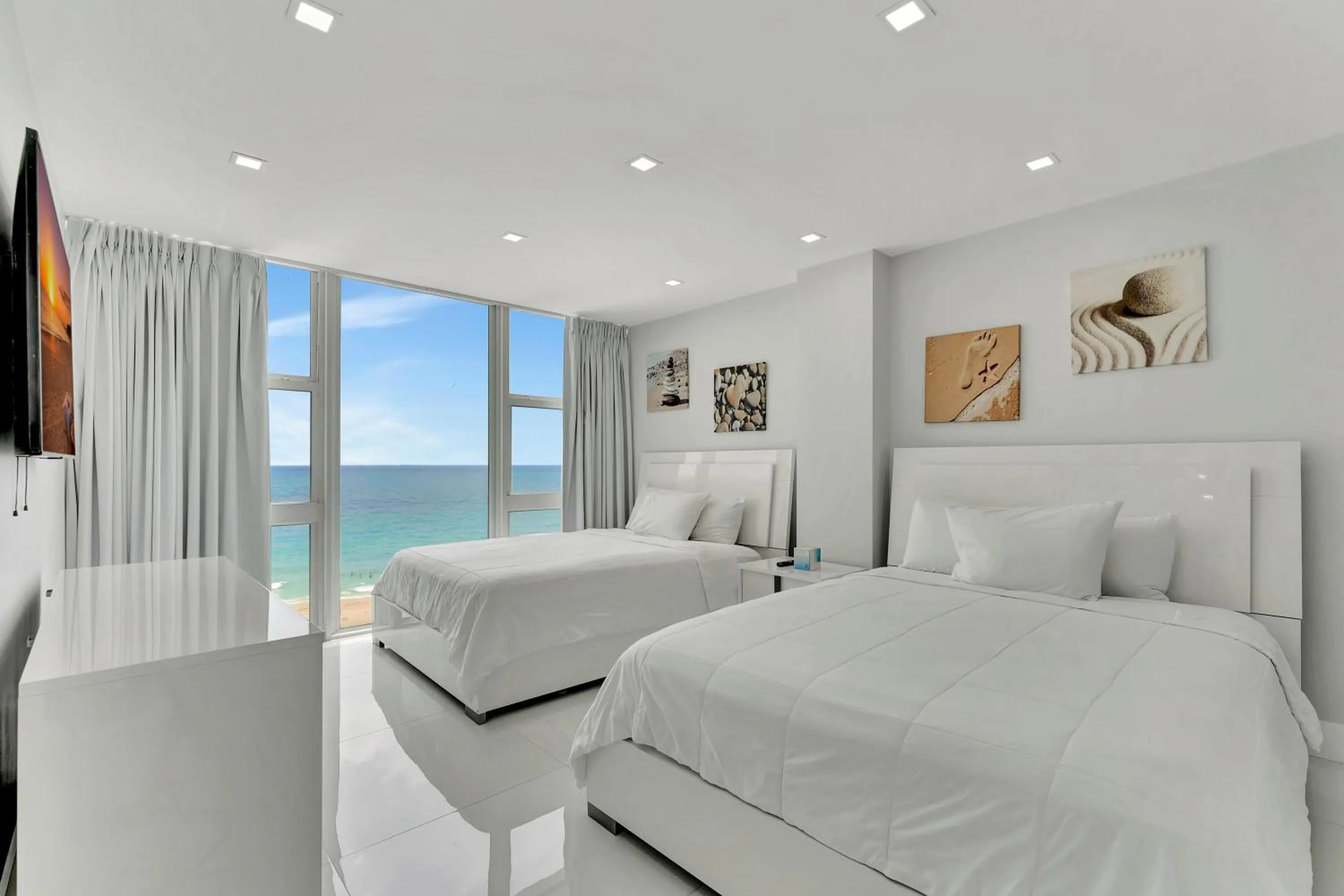 Bed in Ocean Manor Beach Resort