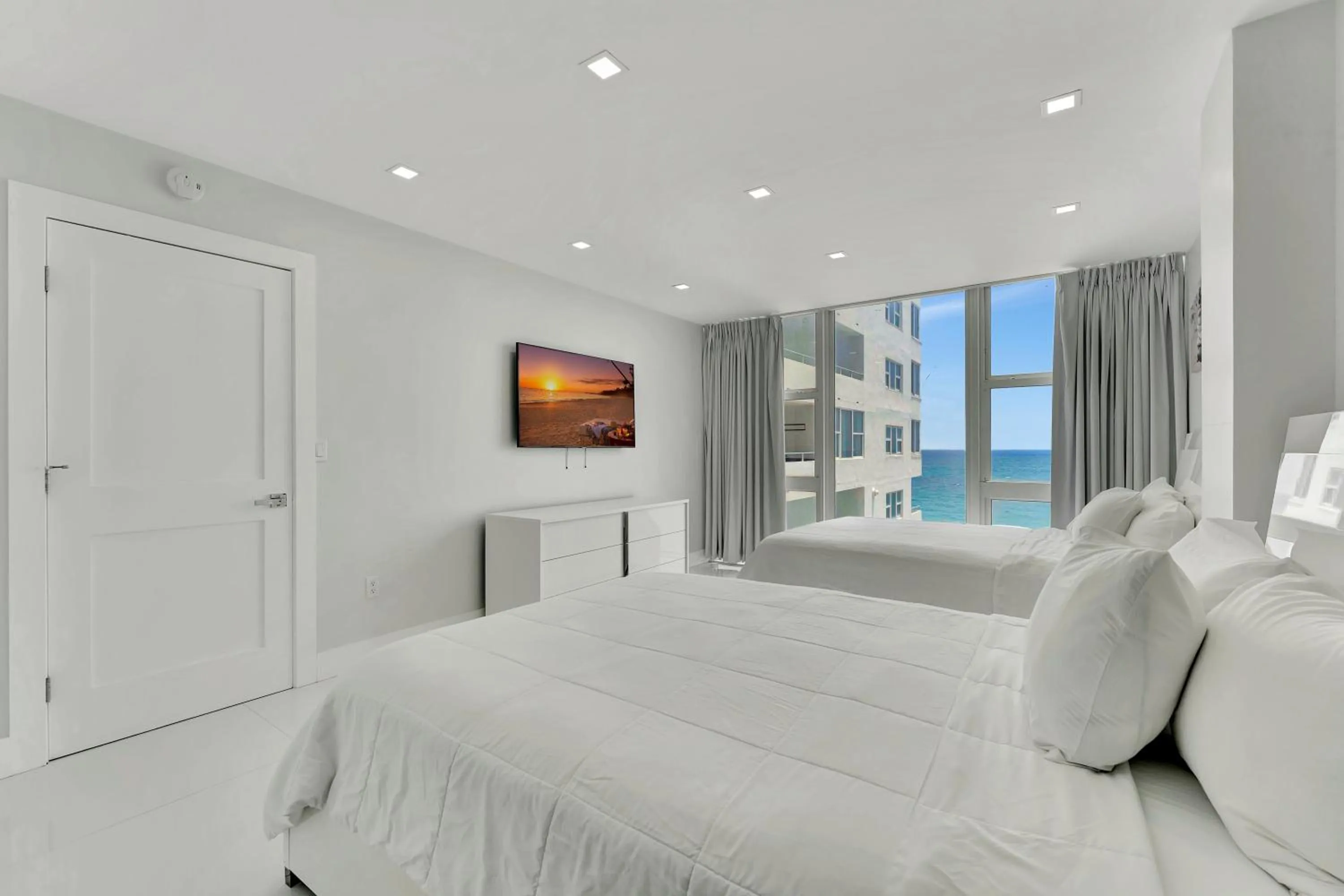 Bed in Ocean Manor Beach Resort