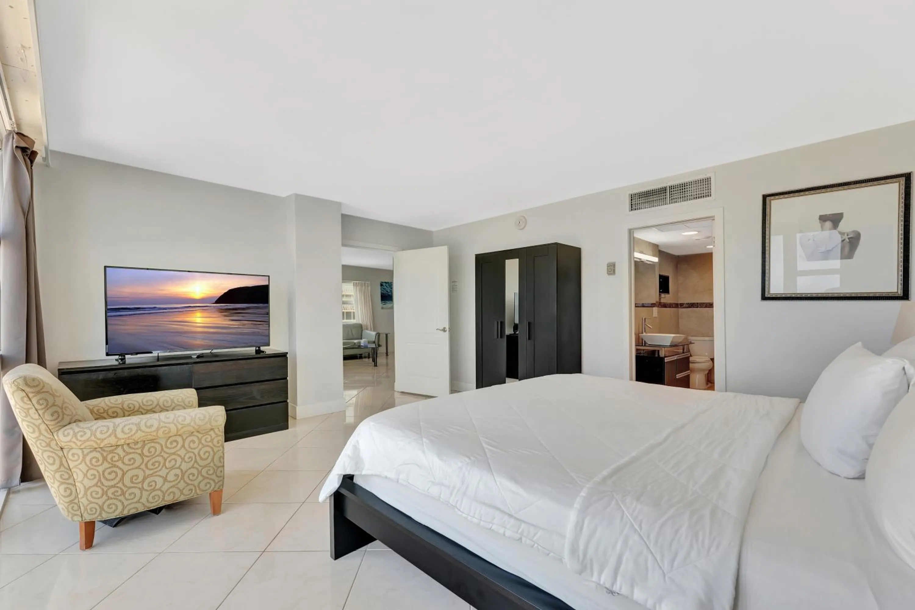 Bed in Ocean Manor Beach Resort