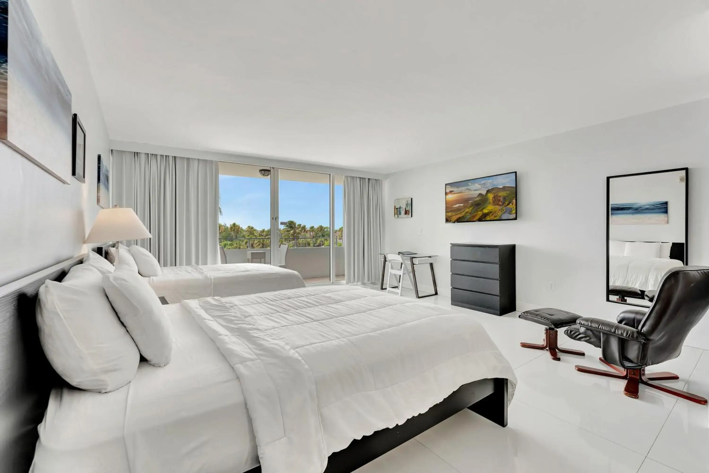 Bed in Ocean Manor Beach Resort Bed in Ocean Manor Beach Resort