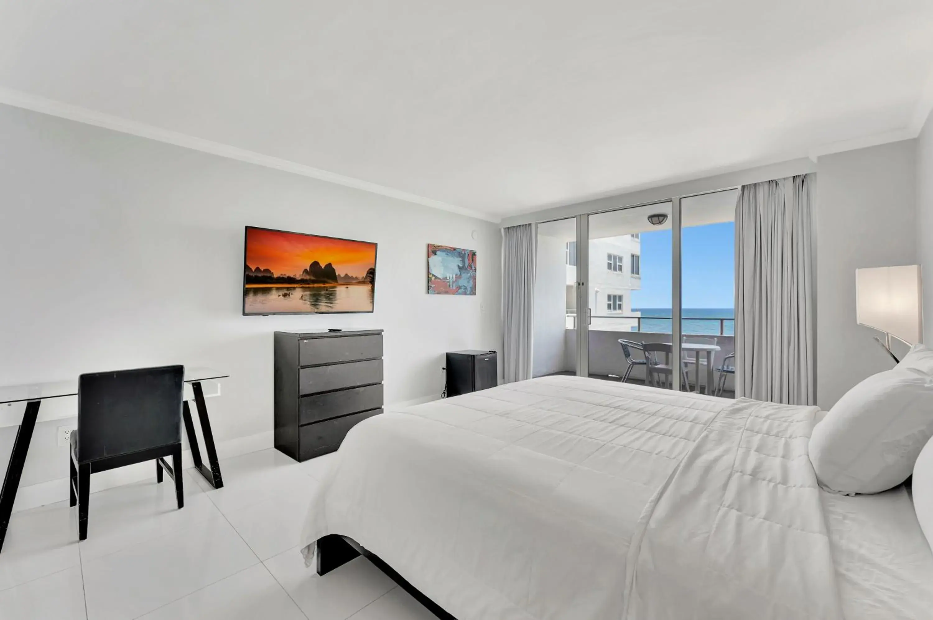 Bed in Ocean Manor Beach Resort Bed in Ocean Manor Beach Resort