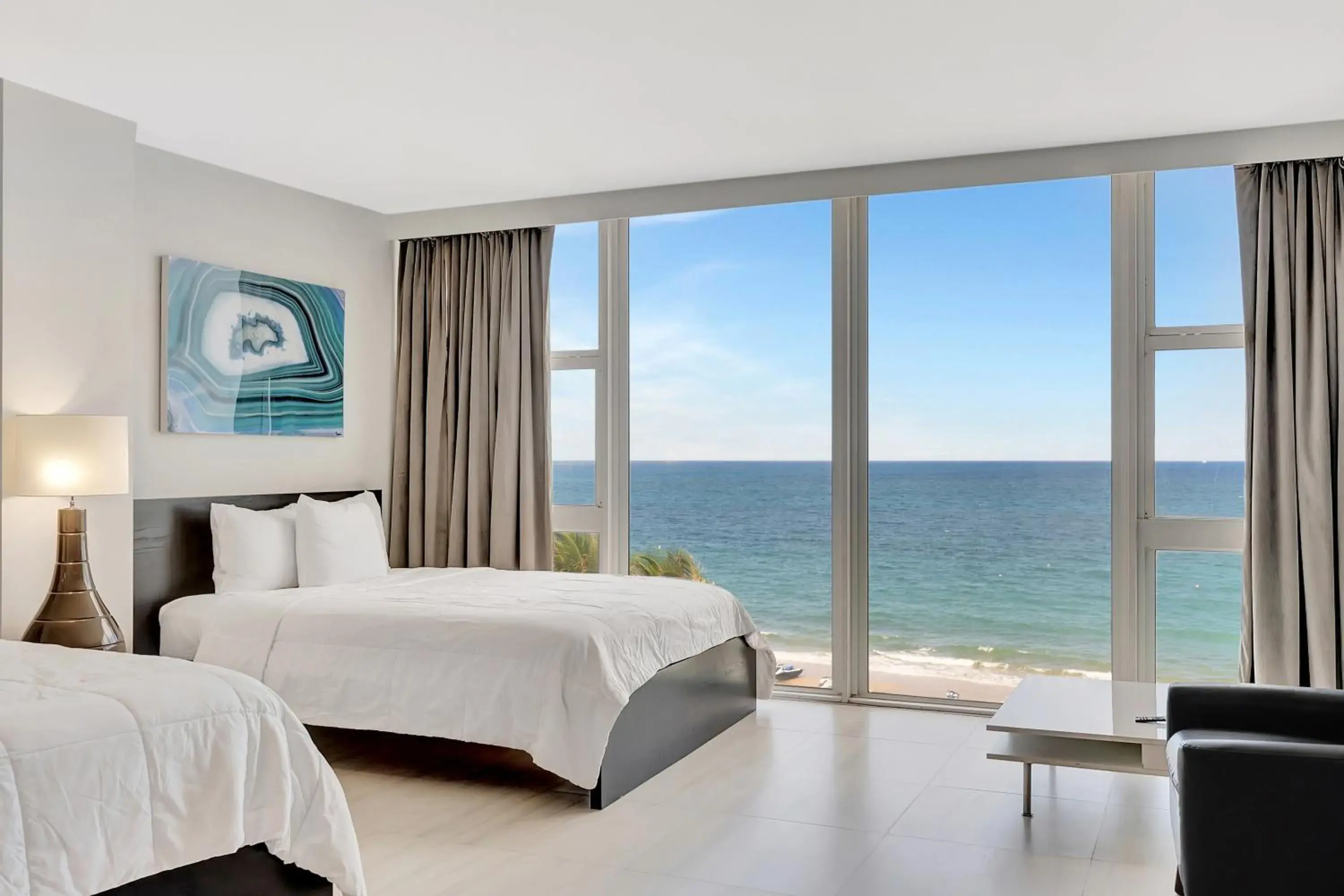 Bed in Ocean Manor Beach Resort Bed in Ocean Manor Beach Resort