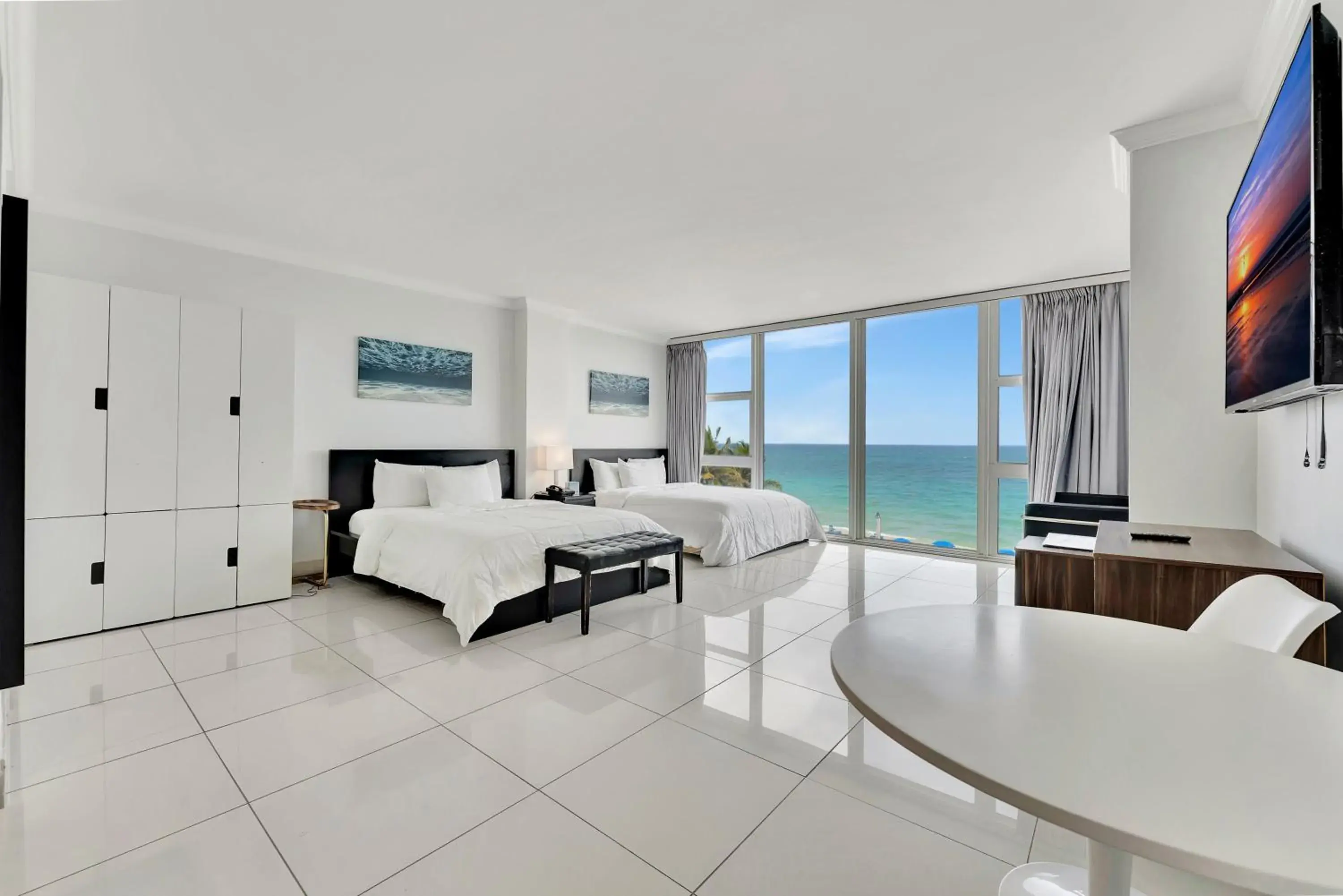 Bed in Ocean Manor Beach Resort Bed in Ocean Manor Beach Resort