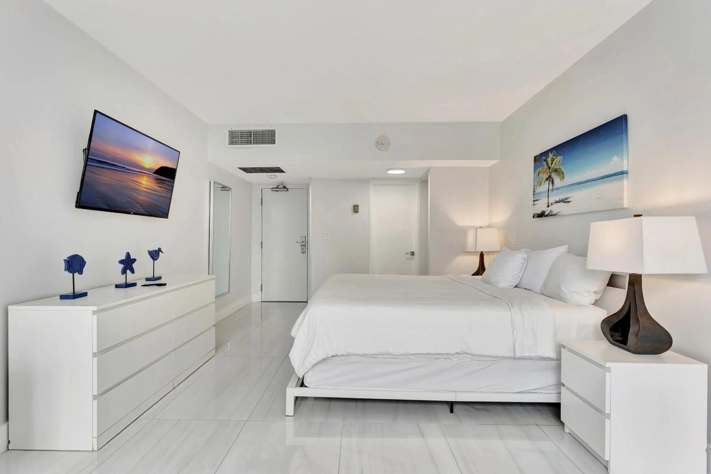 Bed in Ocean Manor Beach Resort