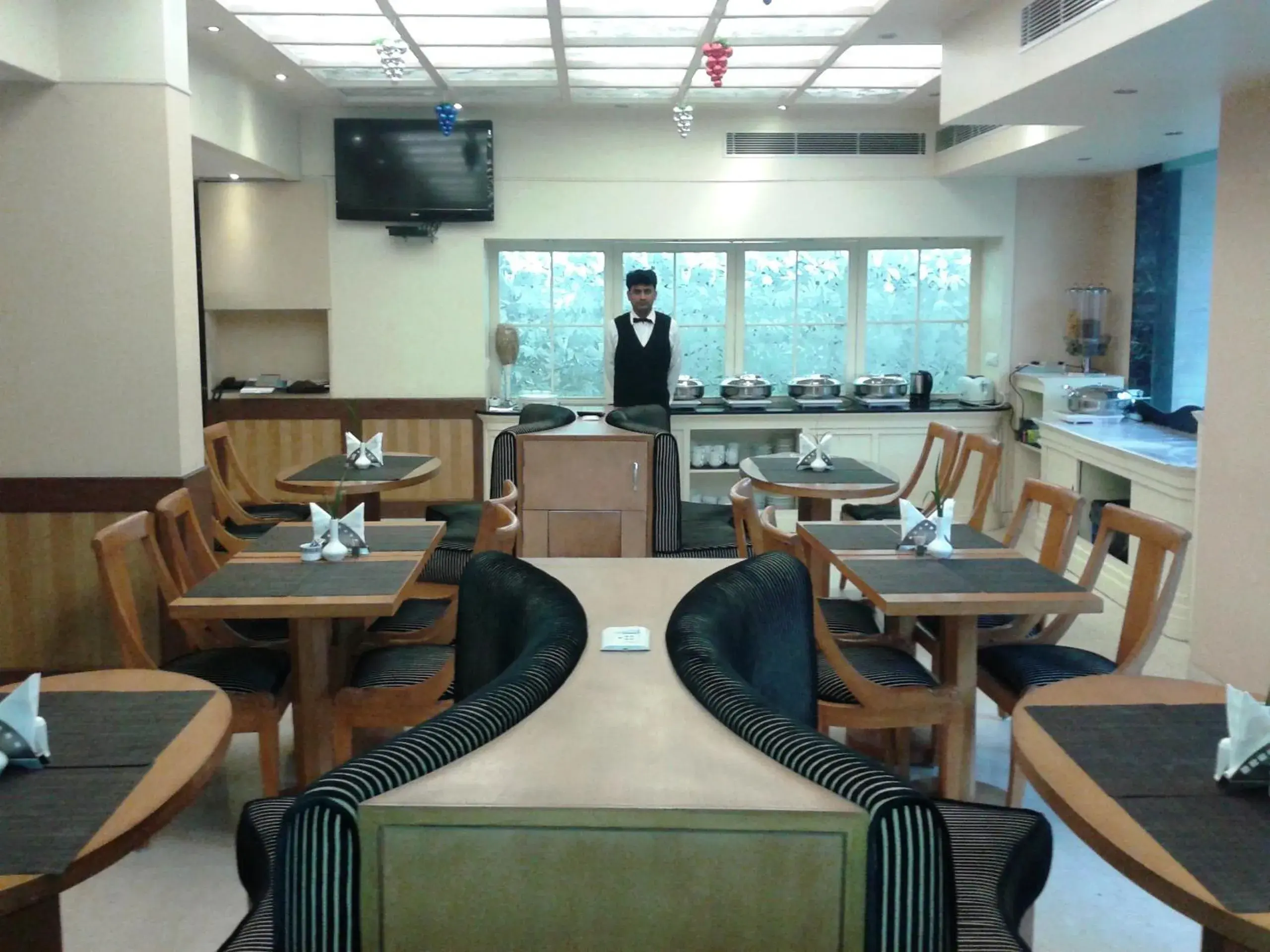Restaurant/Places to Eat in The Athena Hotel