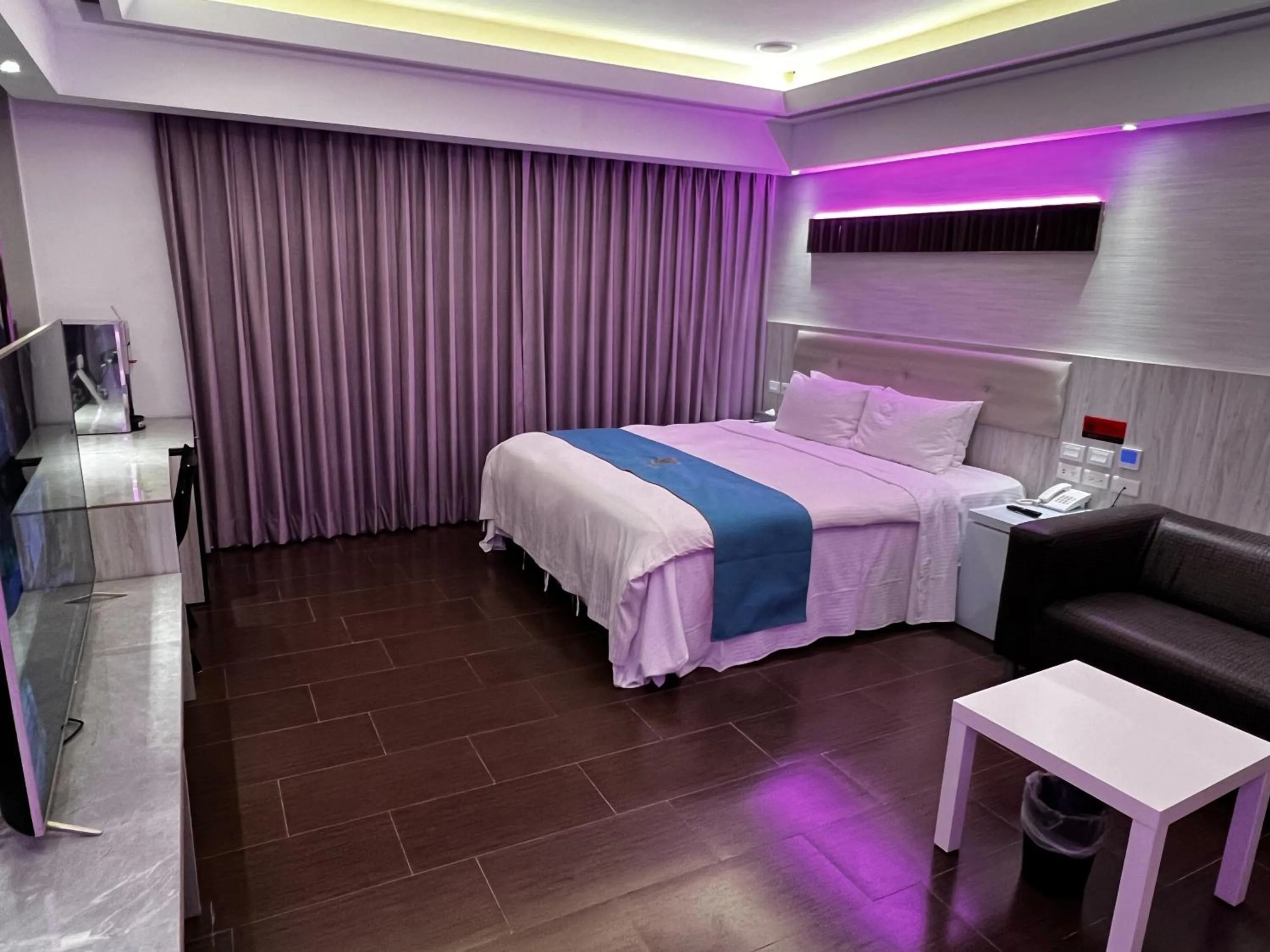 Photo of the whole room, Bed in King Motel王者