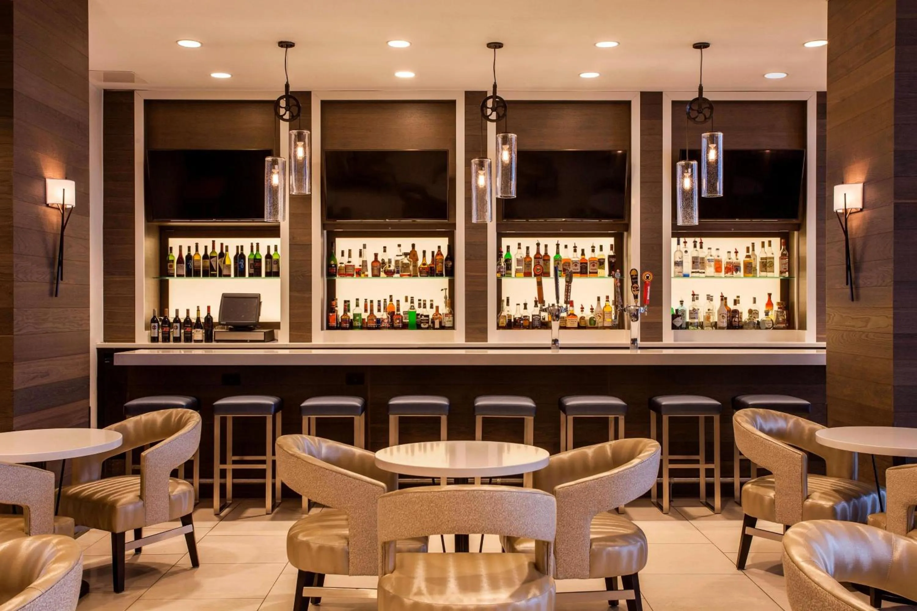 Lounge or bar in Sheraton Norfolk Waterside Hotel